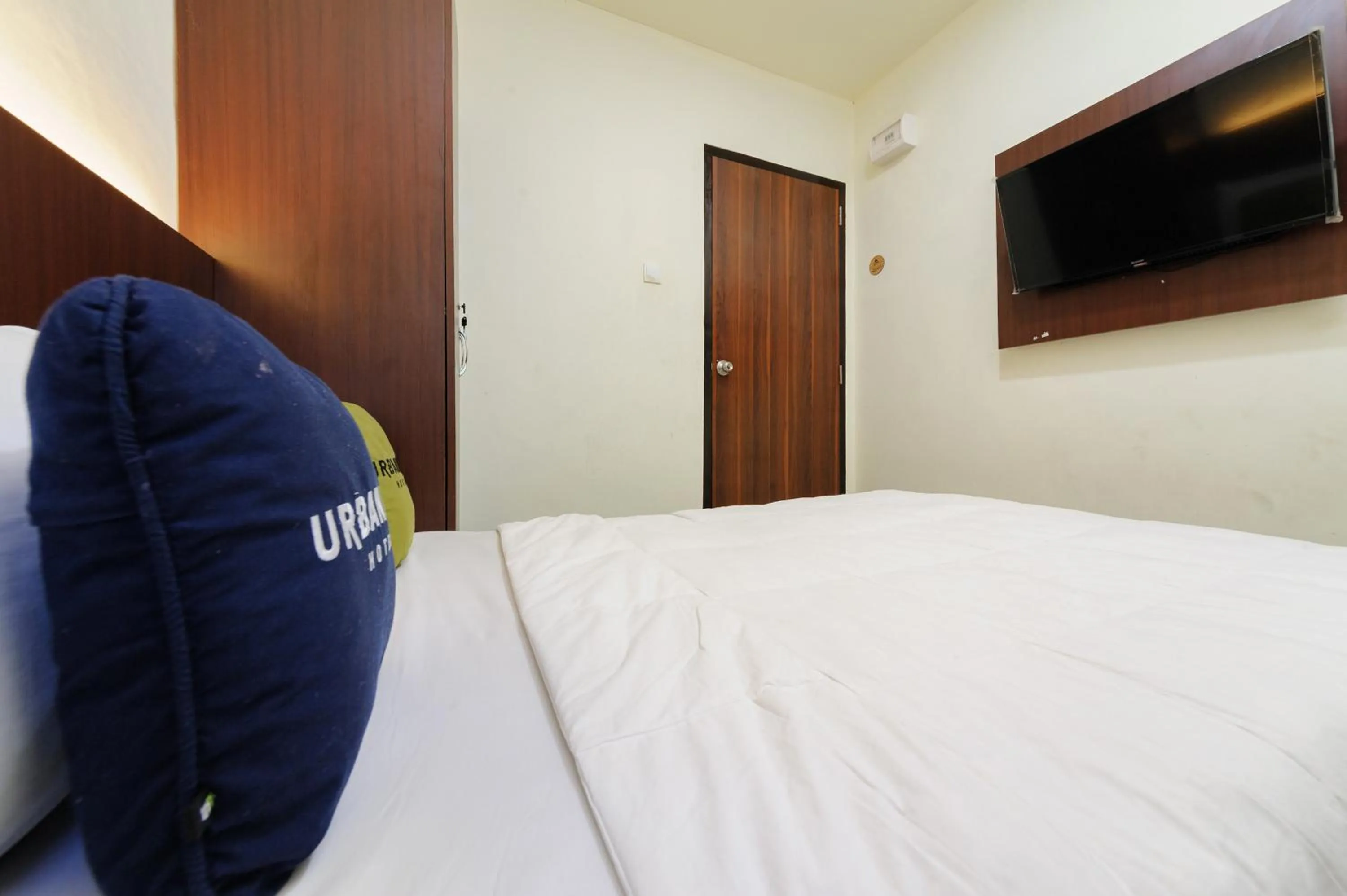 Bedroom, Bed in Urbanview Hotel Kansa near Harbour Bay Batam by RedDoorz