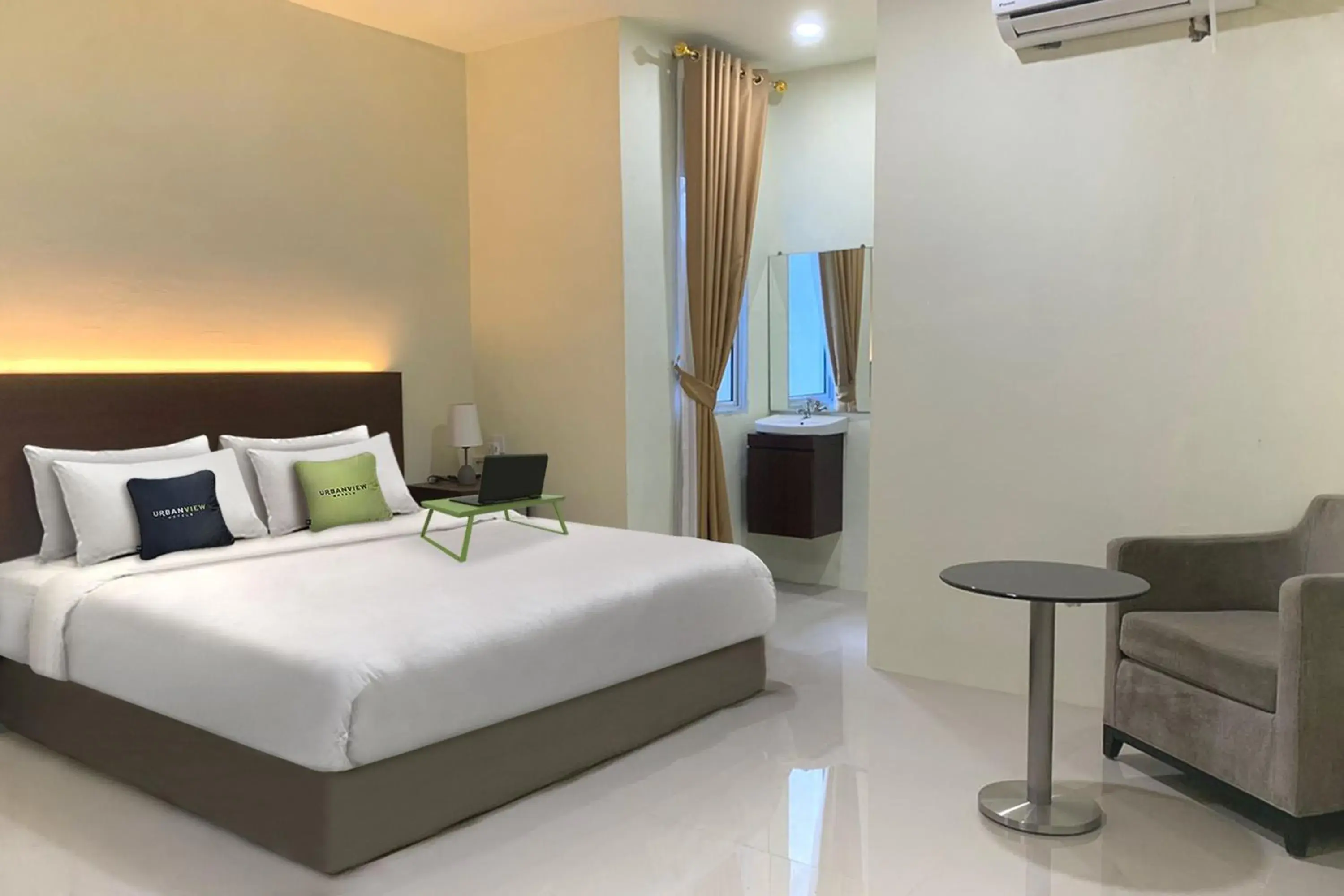 Family Room in Urbanview Hotel Kansa near Harbour Bay Batam by RedDoorz Family Room in Urbanview Hotel Kansa near Harbour Bay Batam by RedDoorz