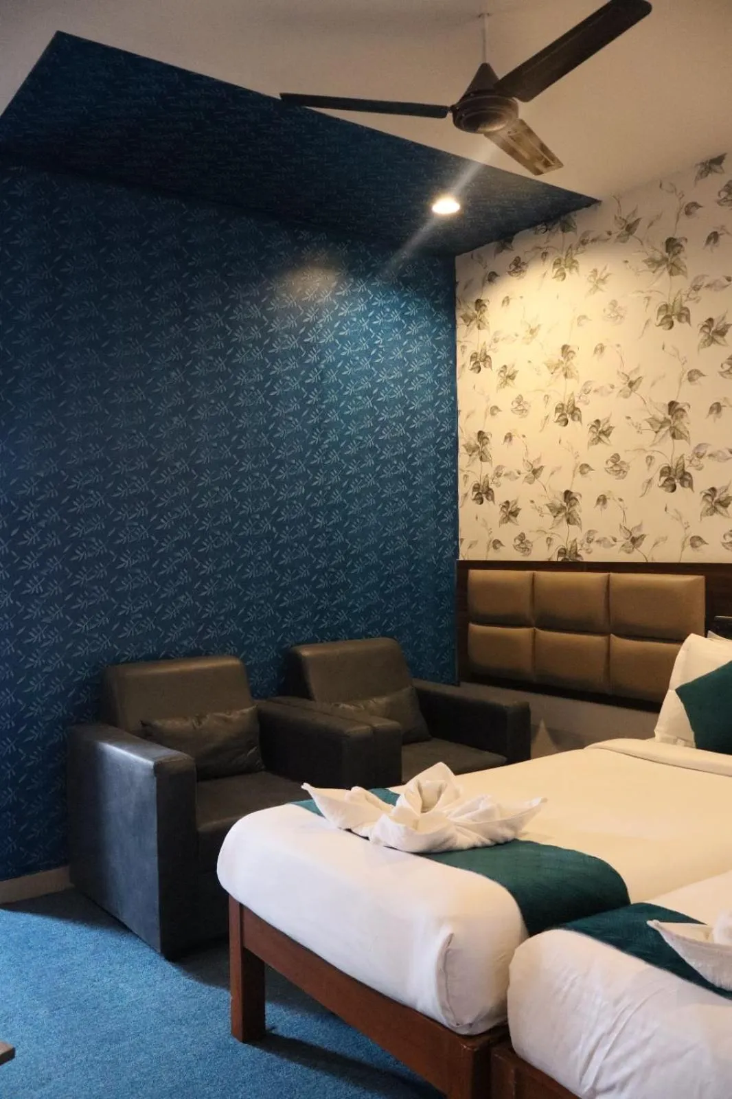 Seating area, Bed in The Elite Hotel