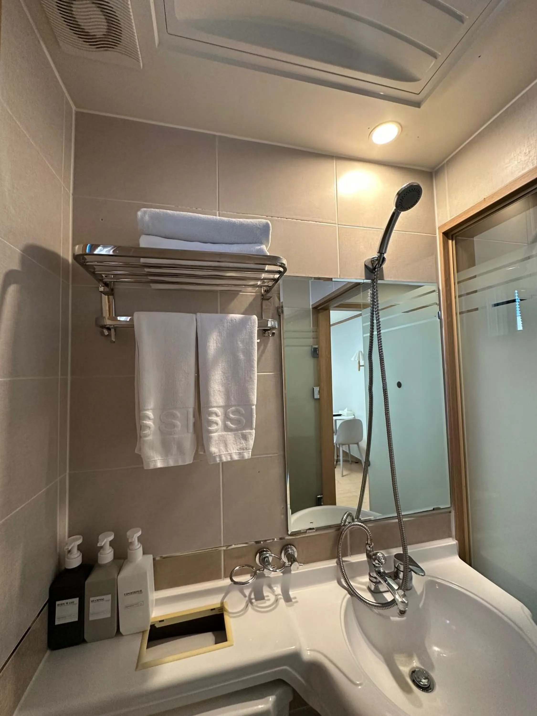 Bathroom in SSH Icon Hostel