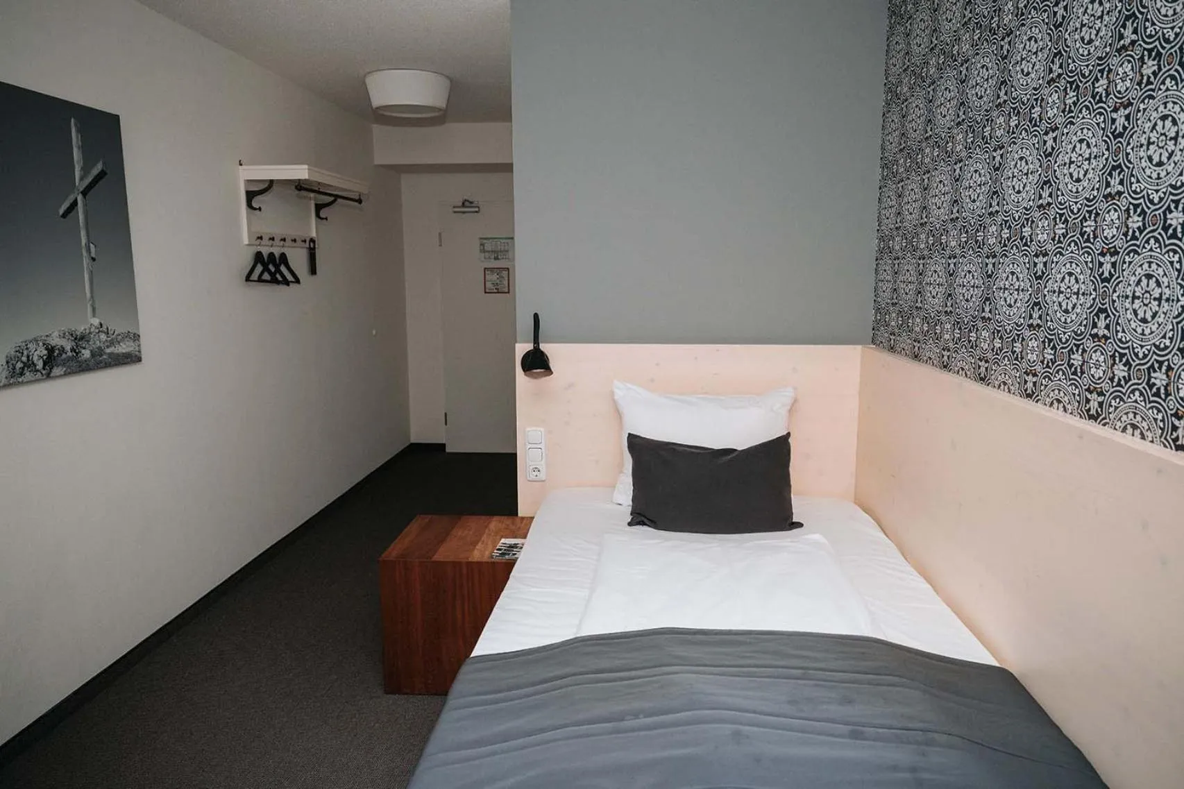 Photo of the whole room, Bed in Alpenglühen Smart Hotel