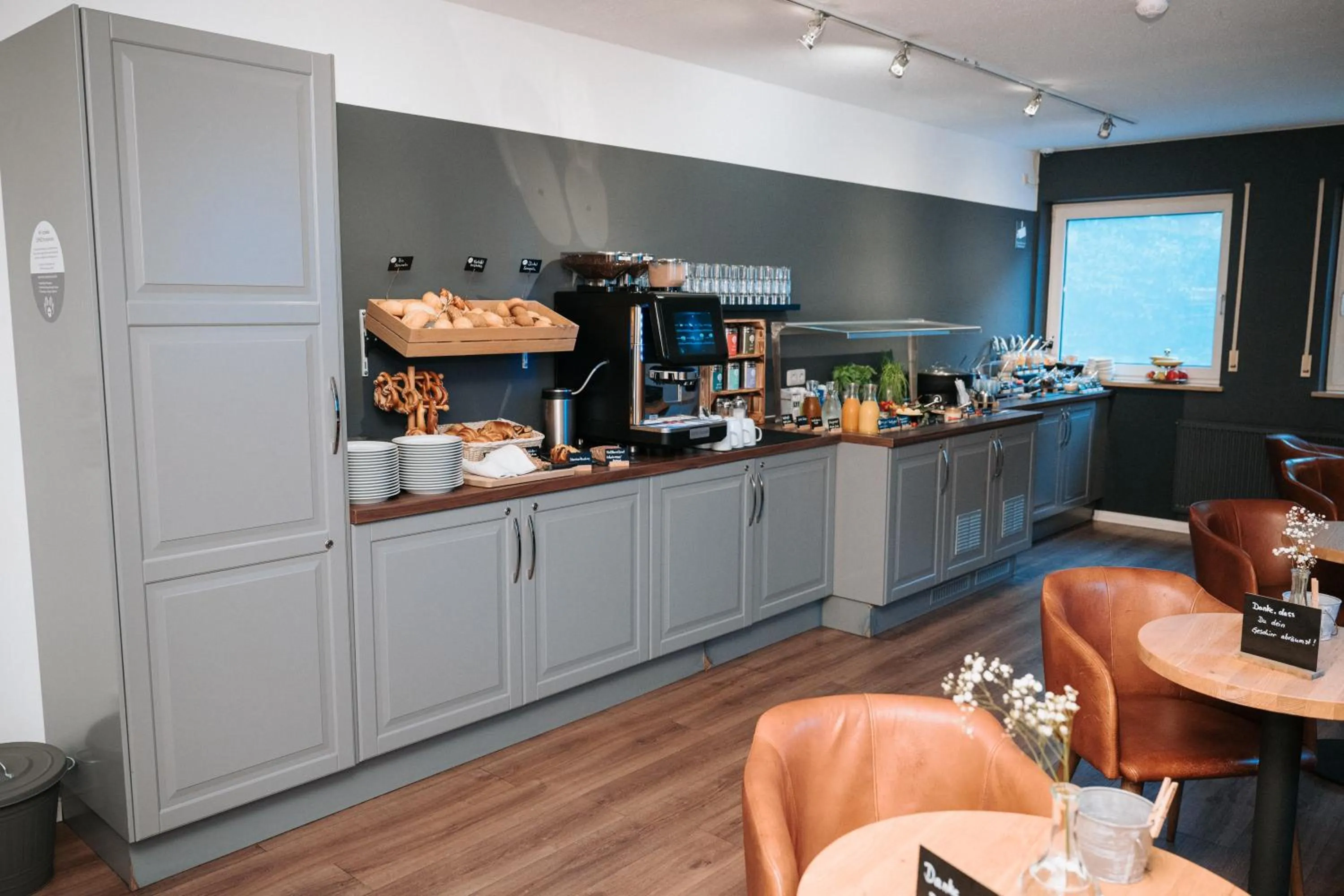 Buffet breakfast in Alpenglühen Smart Hotel