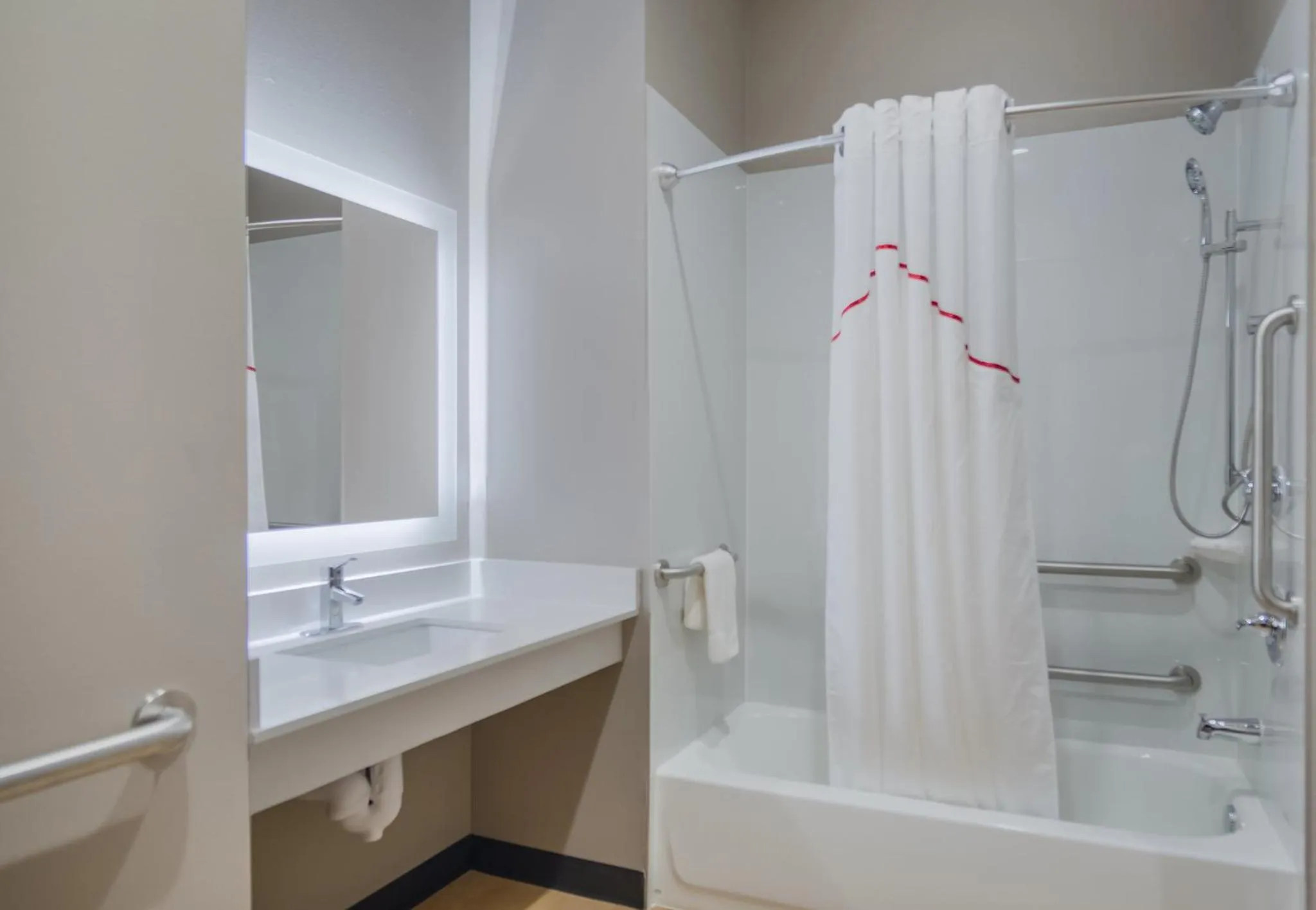 Bathroom in Red Roof Inn Lancaster, TX