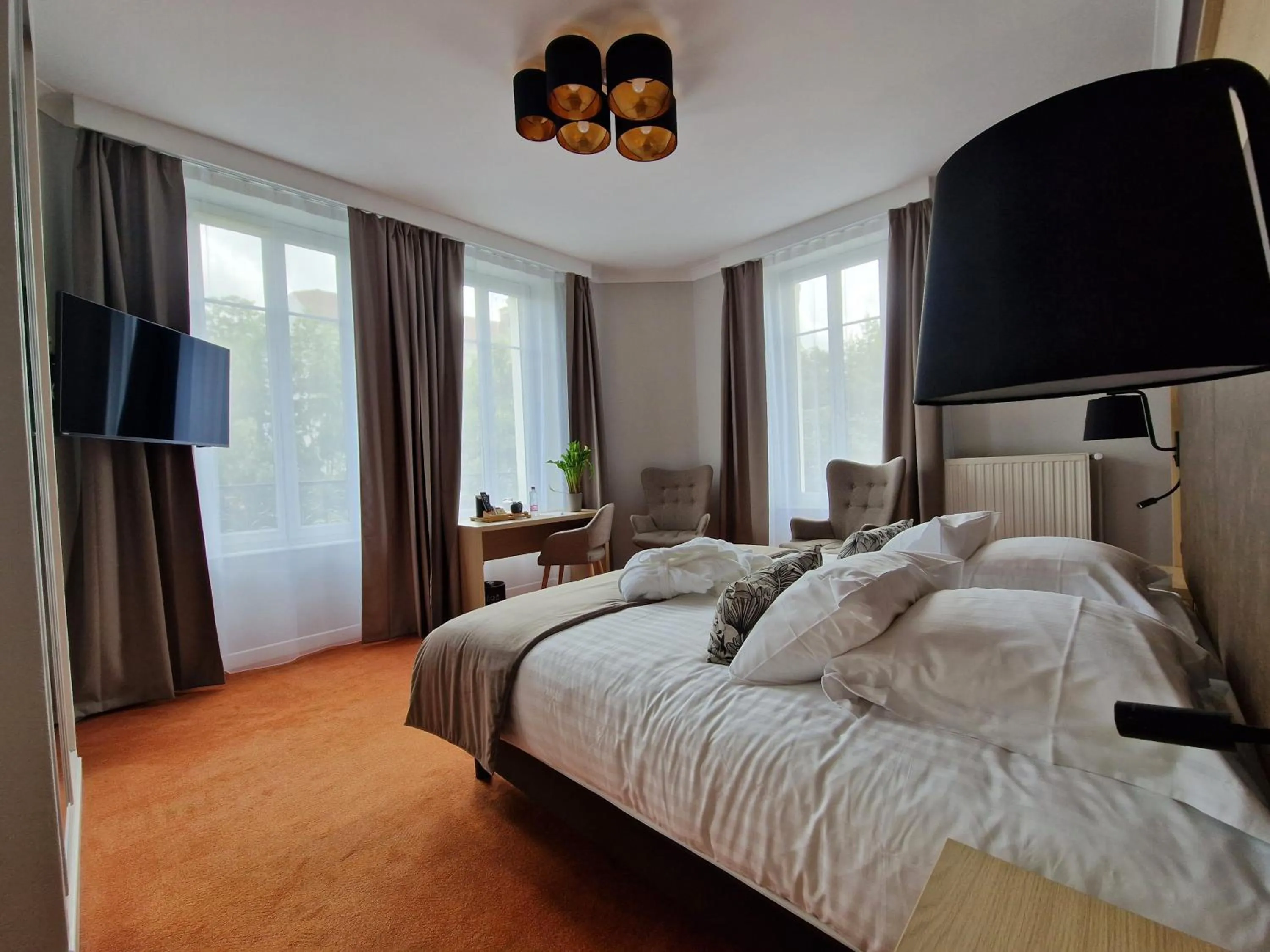 Photo of the whole room, Bed in La Souveraine