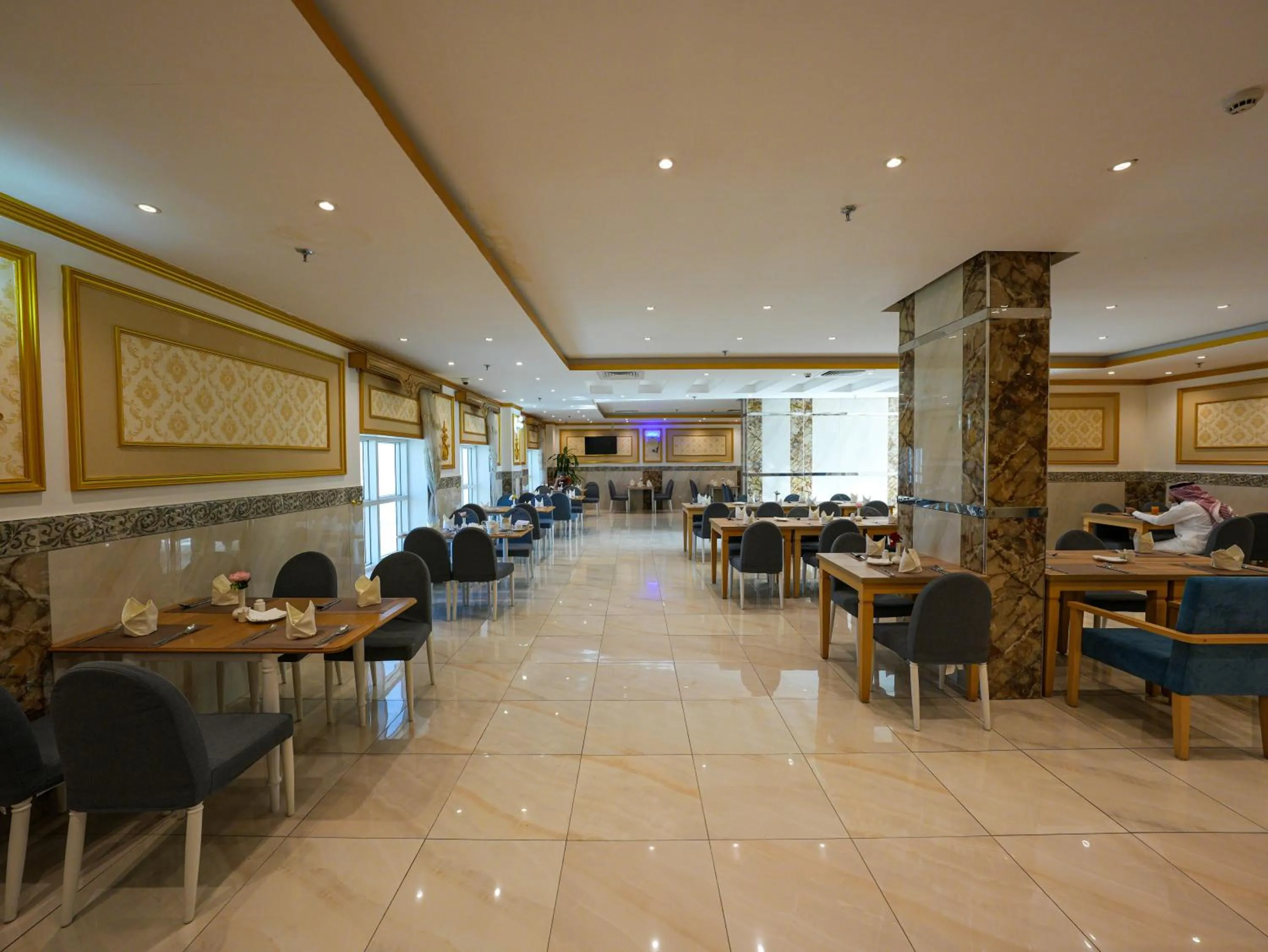Restaurant/places to eat in Casa Diora Hotel Al Naseem