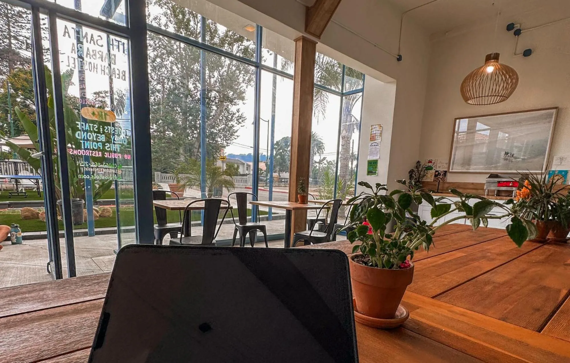 Communal lounge/ TV room in ITH Santa Barbara Surf Hostel