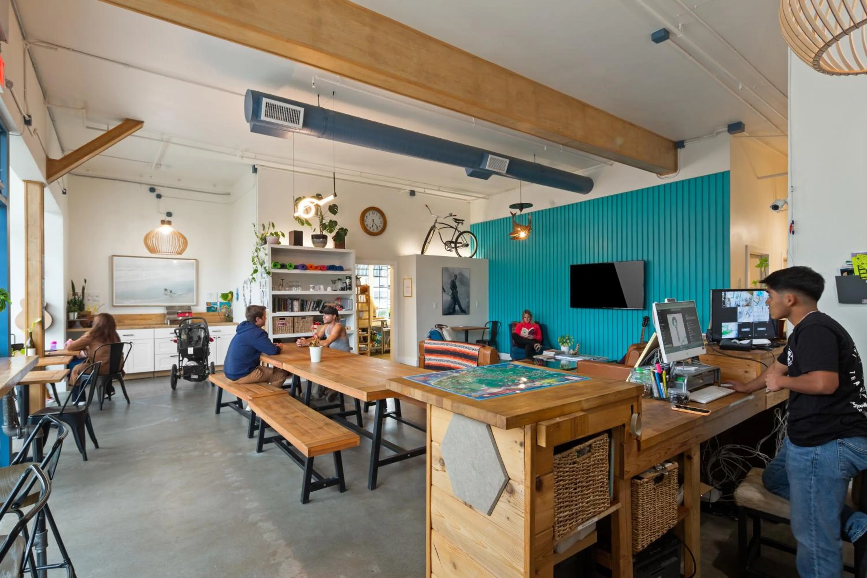 Communal lounge/ TV room in ITH Santa Barbara Surf Hostel