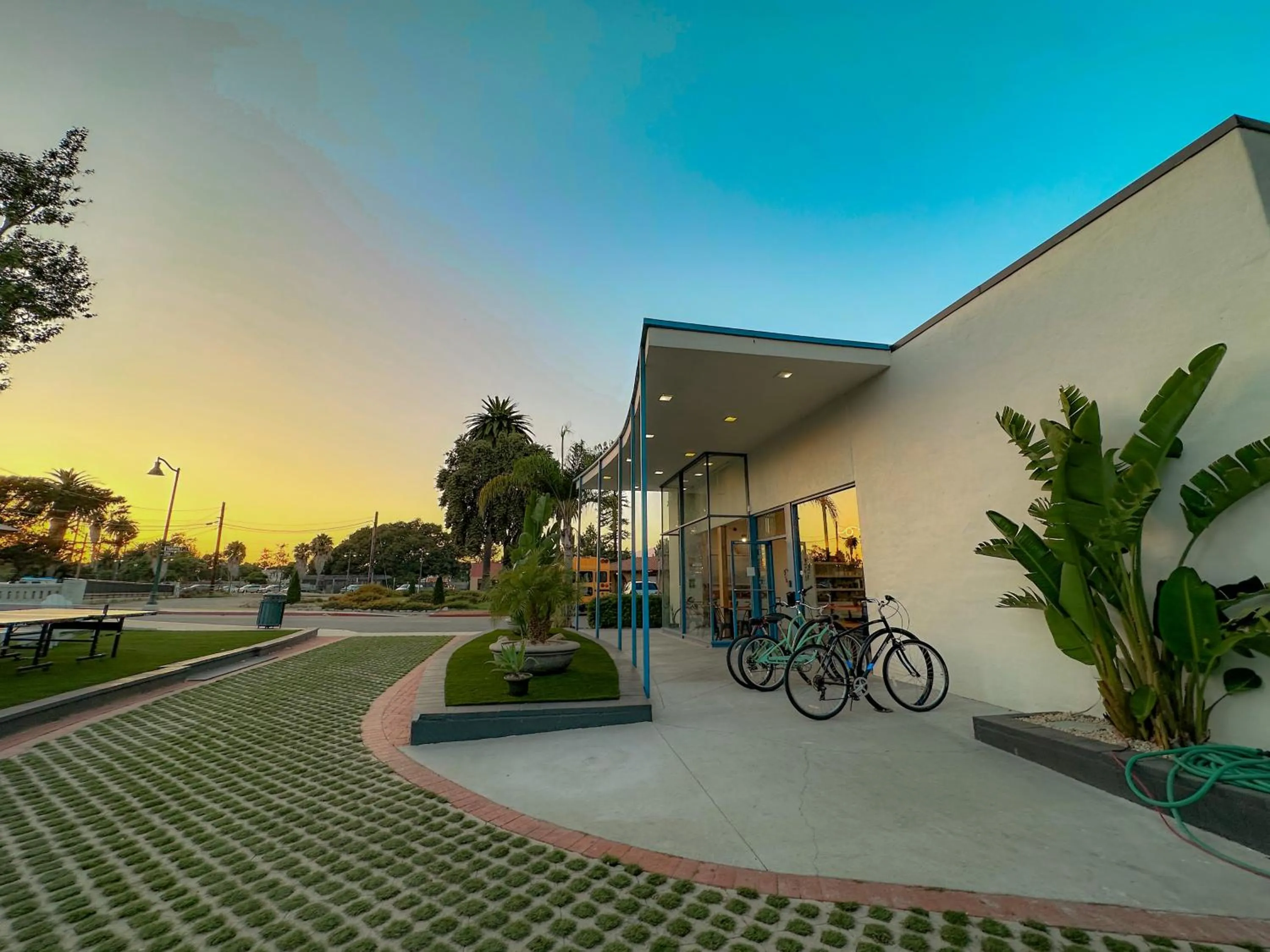 Patio in ITH Santa Barbara Surf Hostel