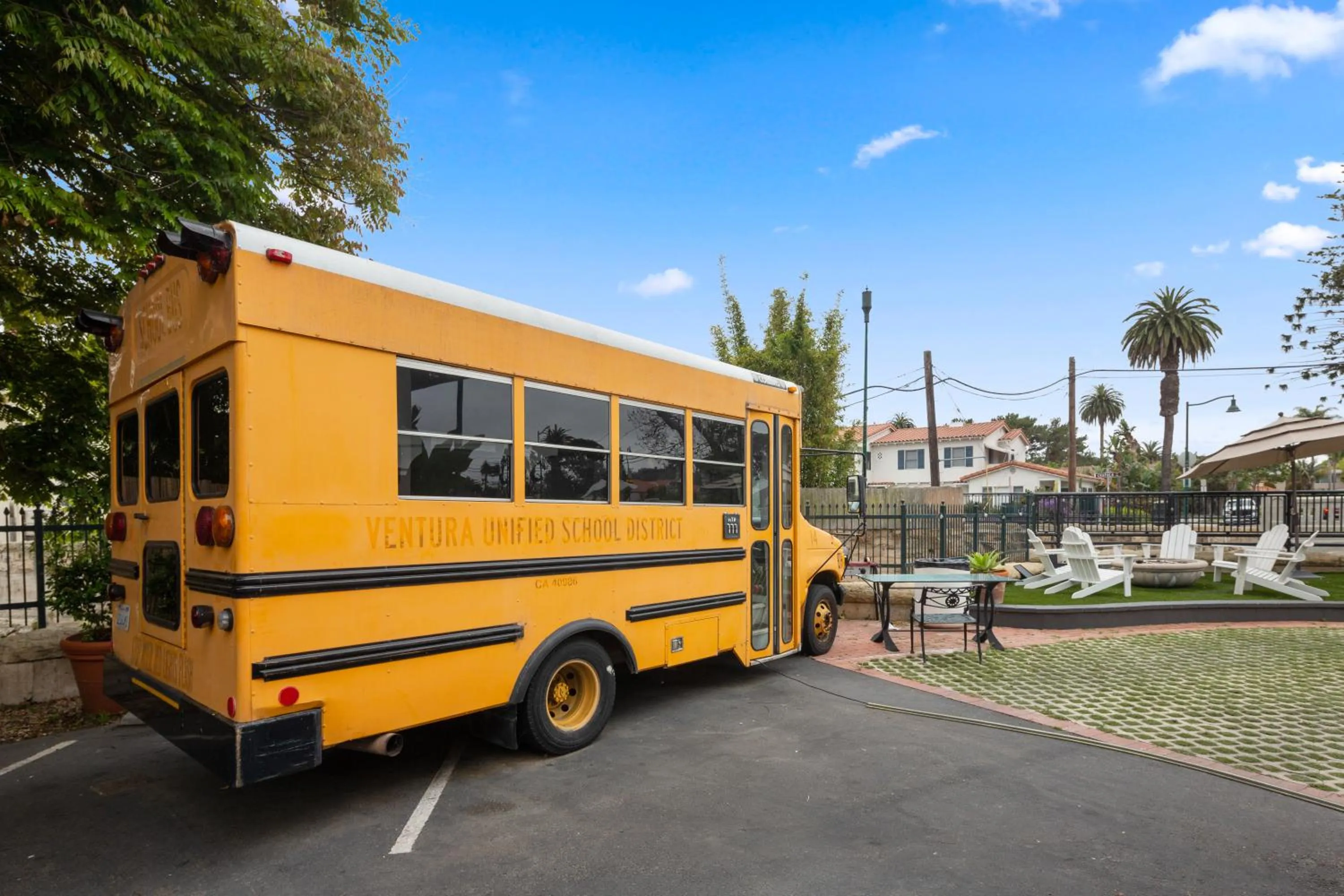 Communal lounge/ TV room in ITH Santa Barbara Surf Hostel