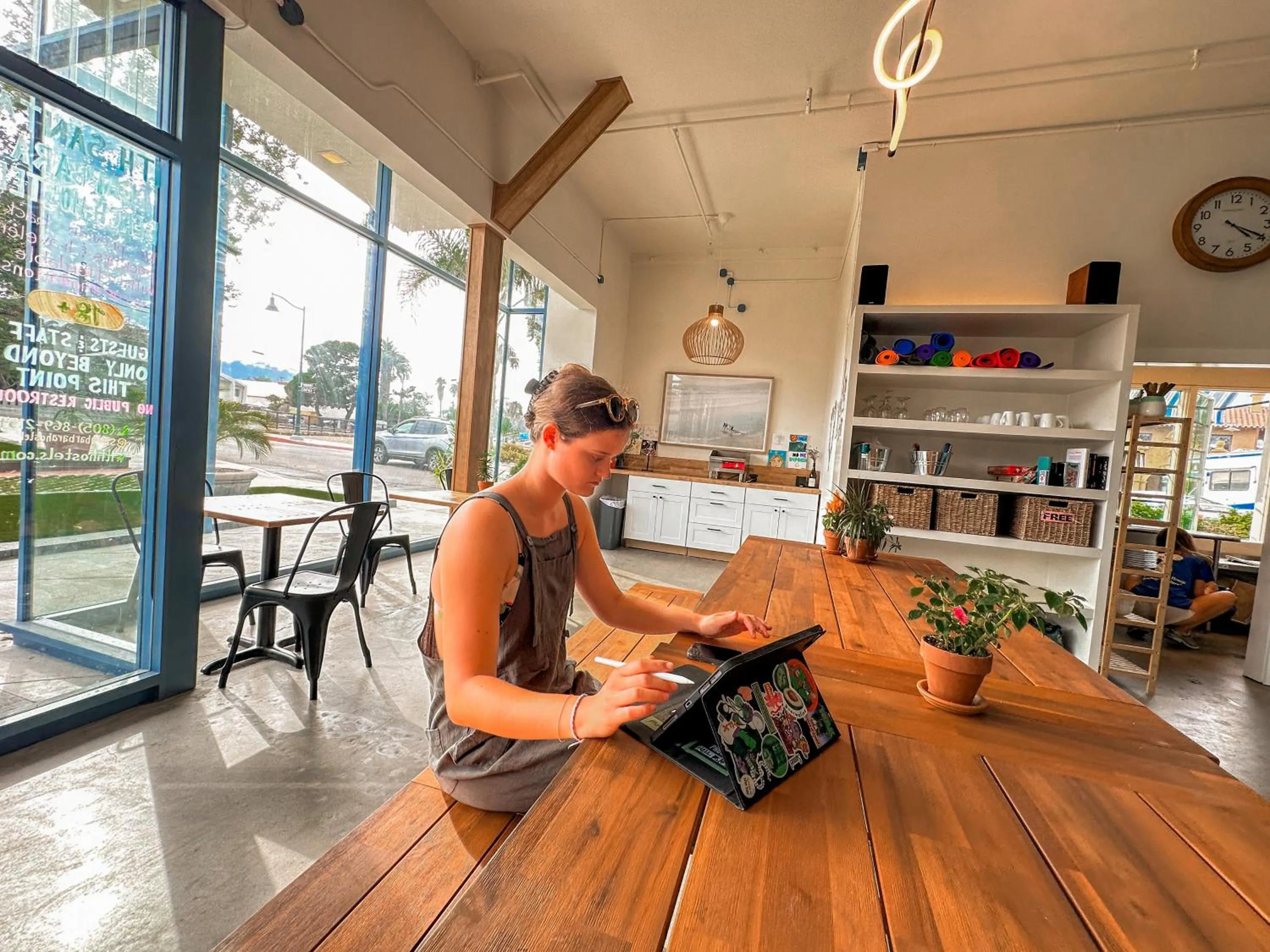 Communal lounge/ TV room in ITH Santa Barbara Surf Hostel