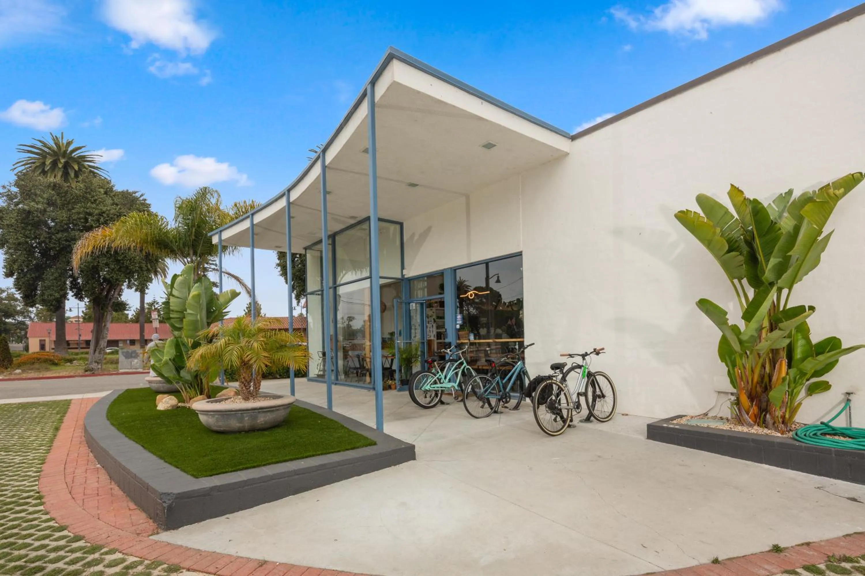 Property building in ITH Santa Barbara Surf Hostel