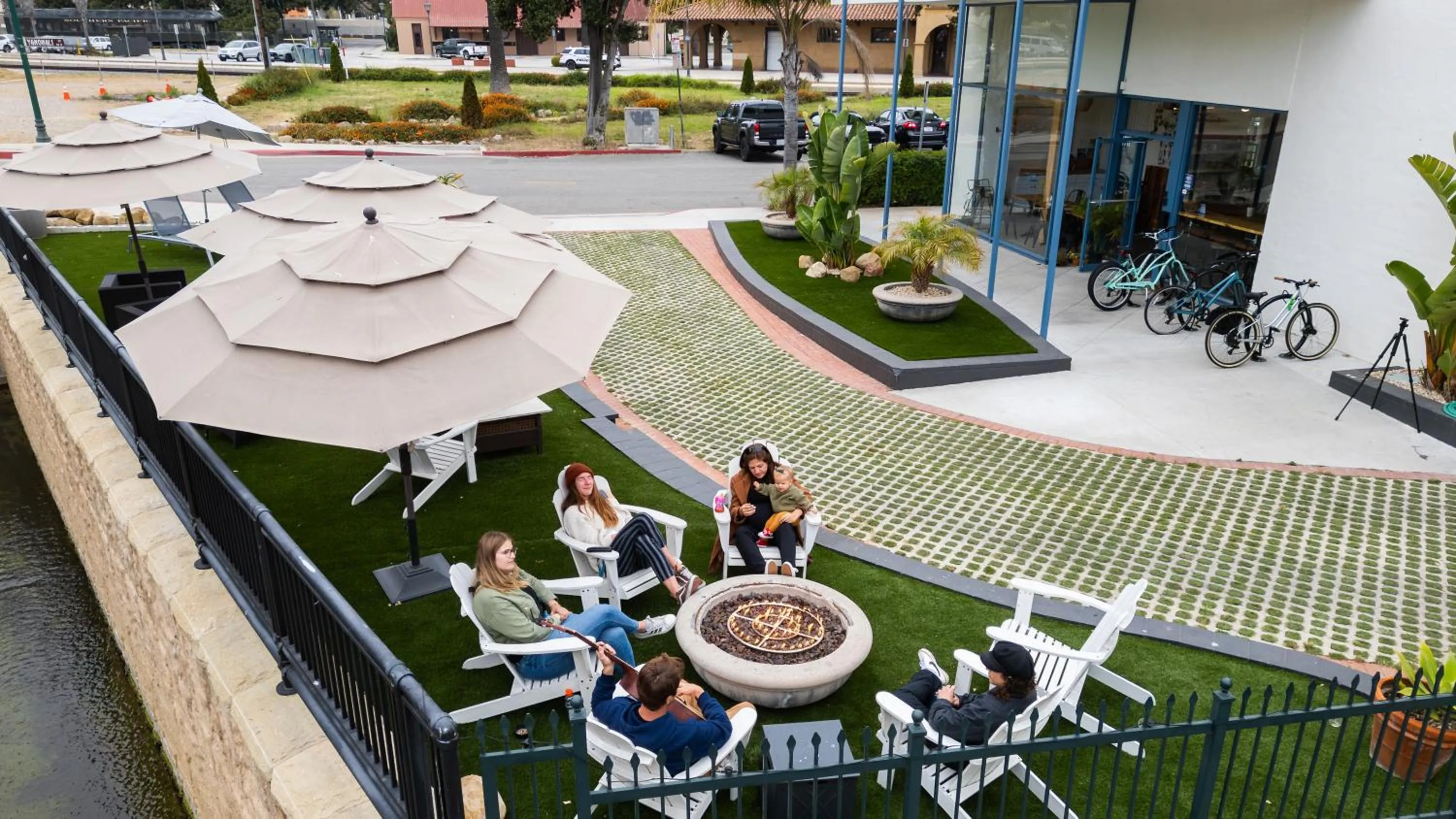 Patio in ITH Santa Barbara Surf Hostel