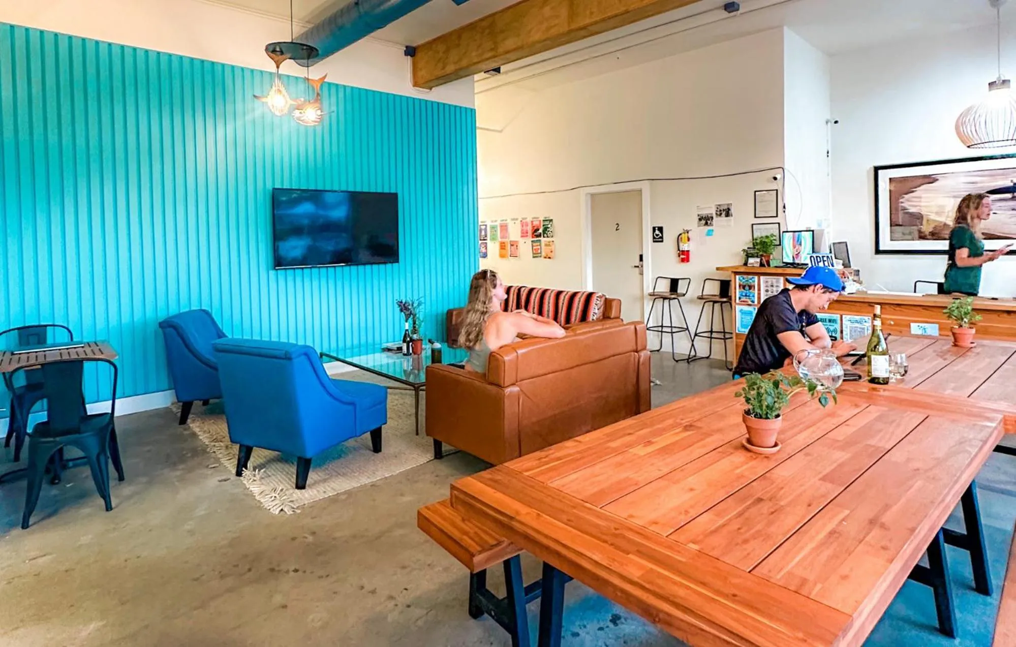 Communal lounge/ TV room in ITH Santa Barbara Surf Hostel