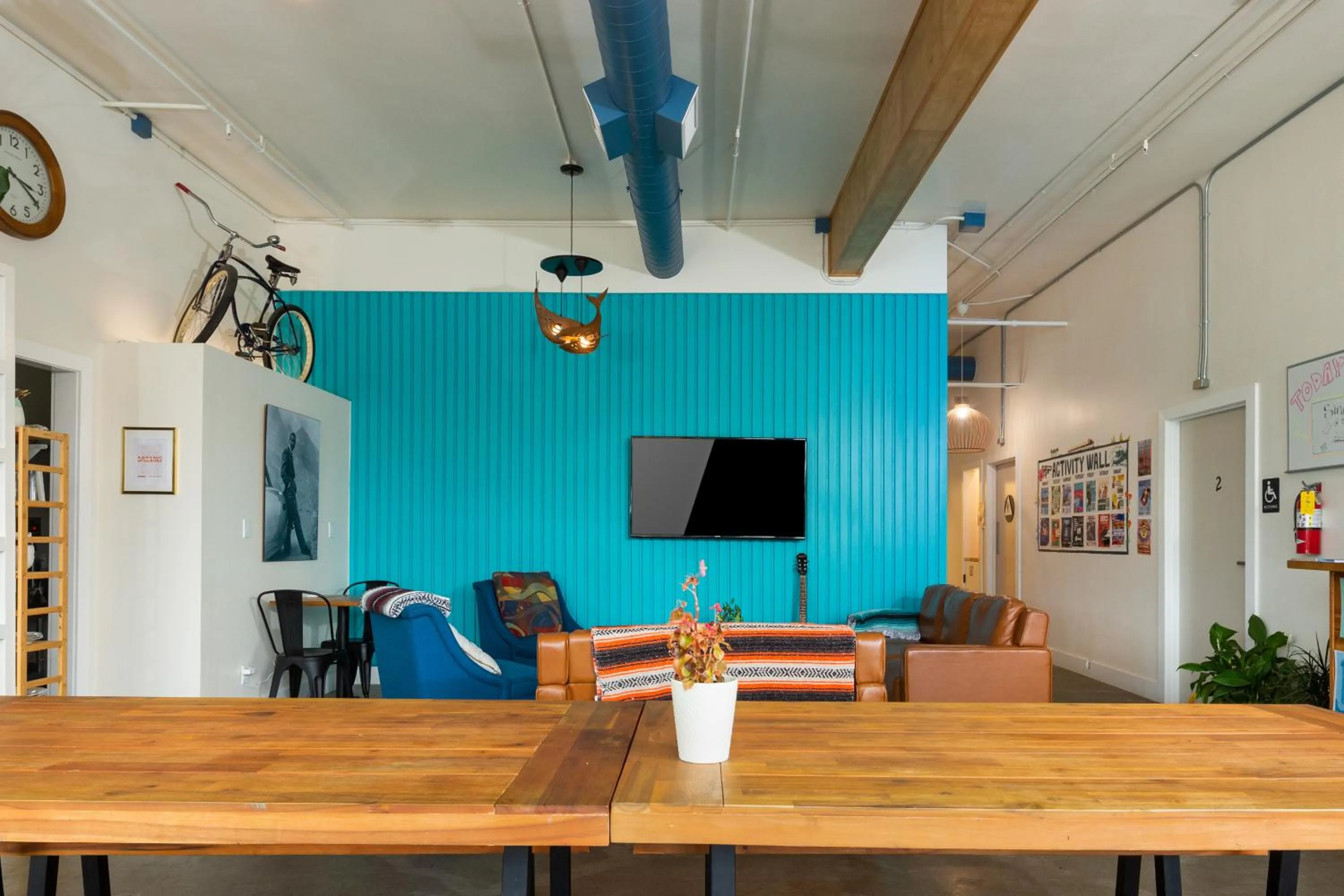 Communal lounge/ TV room in ITH Santa Barbara Surf Hostel