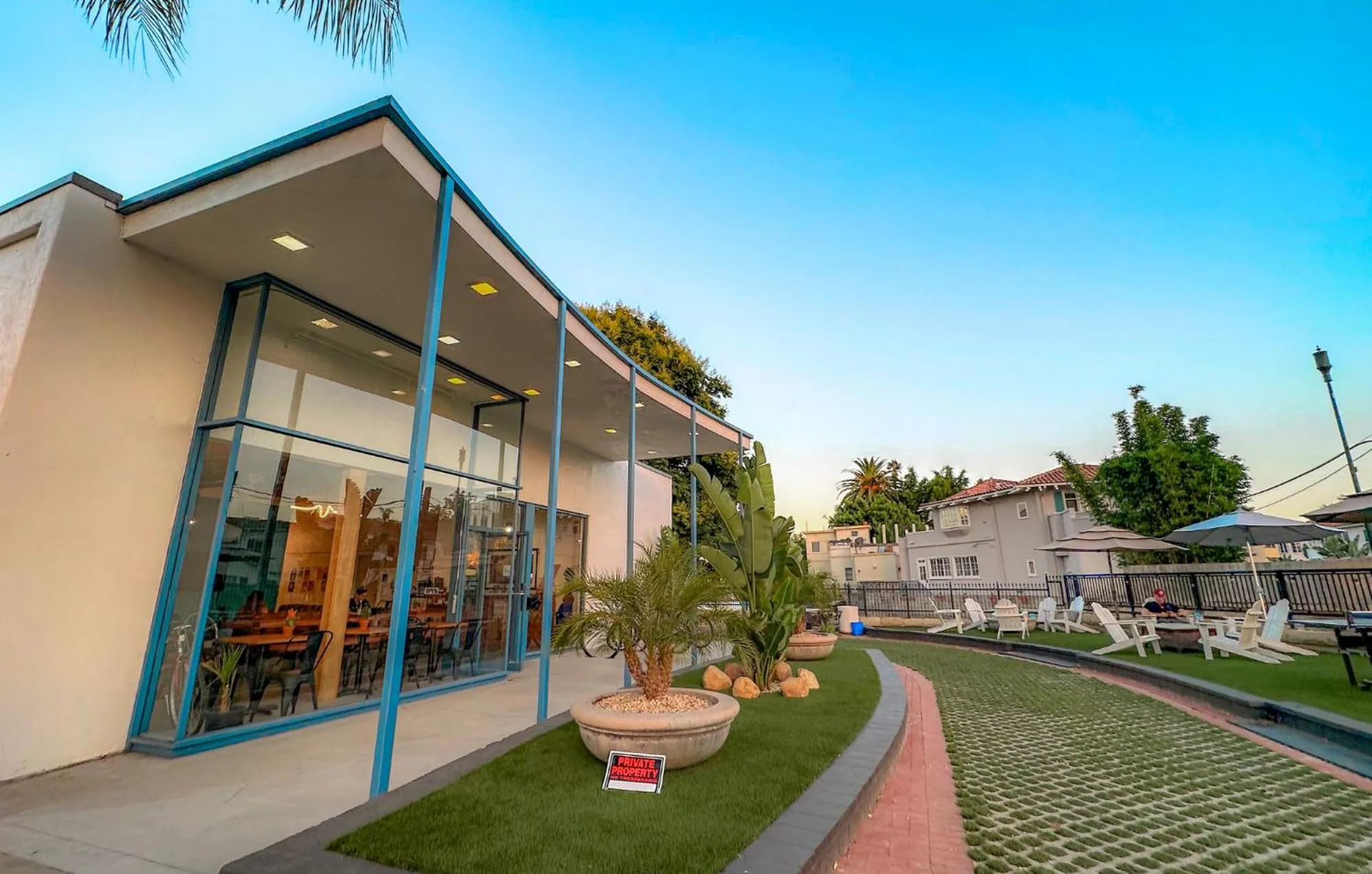 Patio in ITH Santa Barbara Surf Hostel