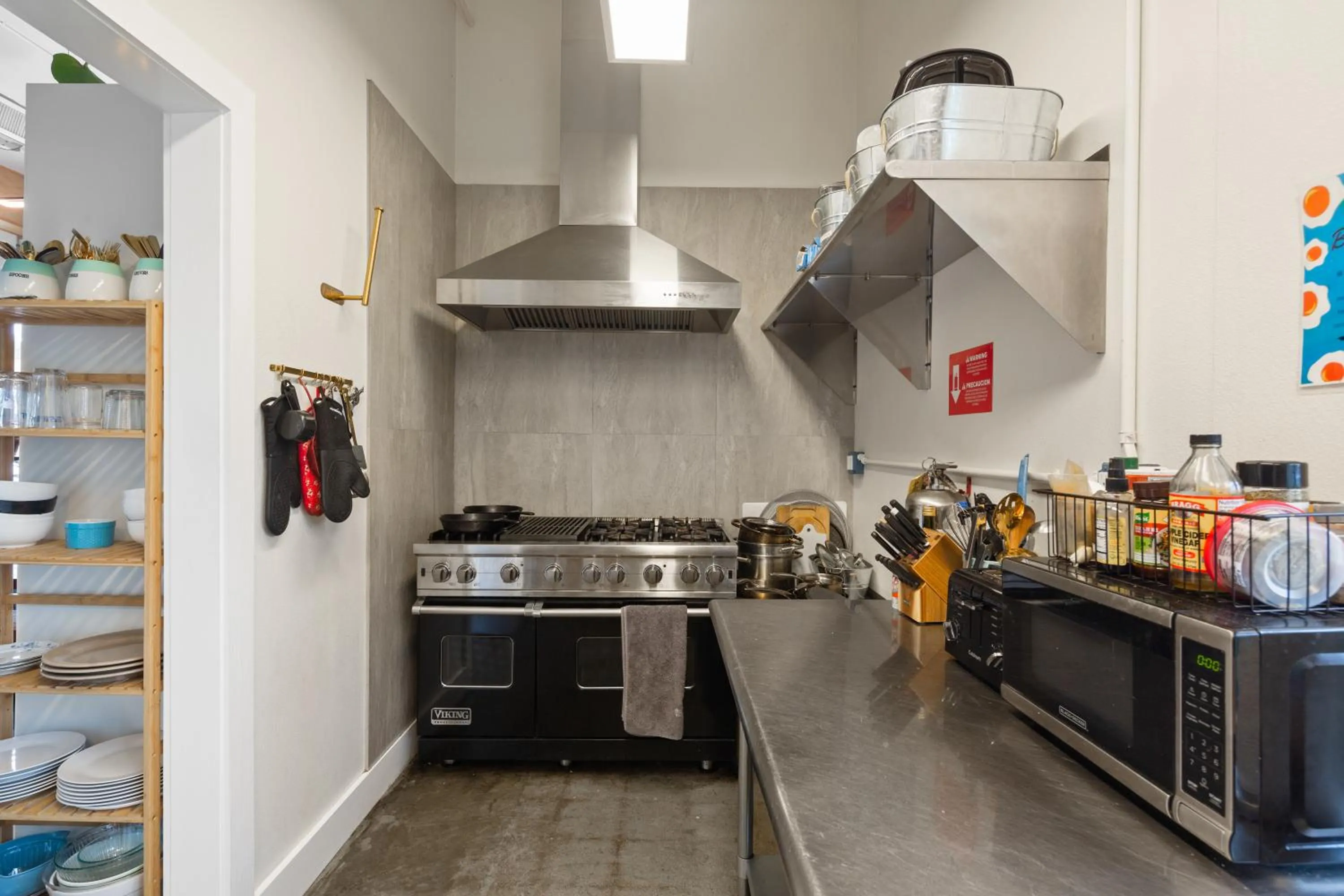 Communal kitchen in ITH Santa Barbara Surf Hostel