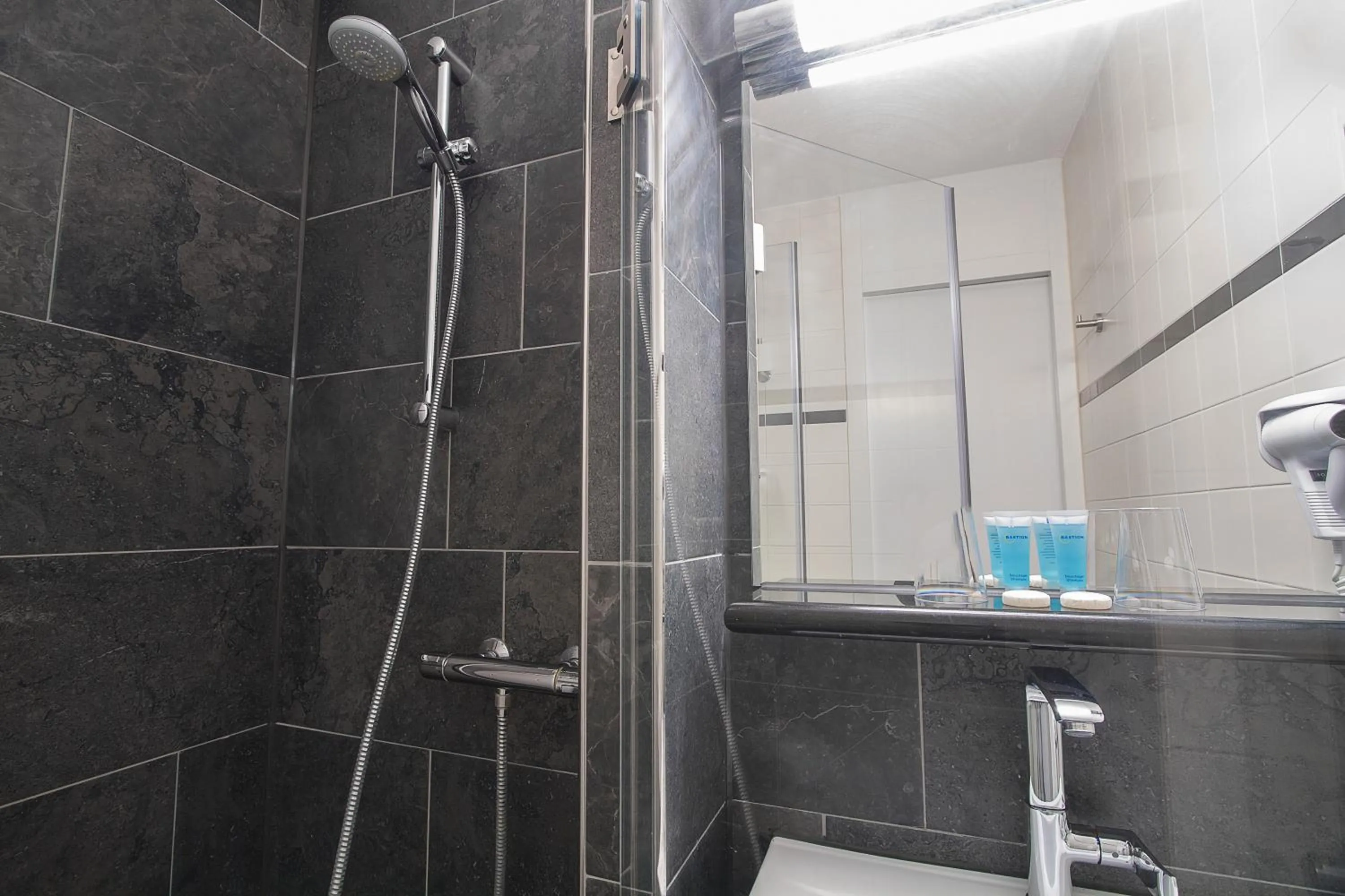 Bathroom in Bastion Hotel Dordrecht Papendrecht