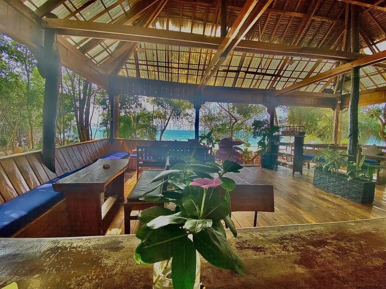 Restaurant/places to eat in White Beach Bungalows