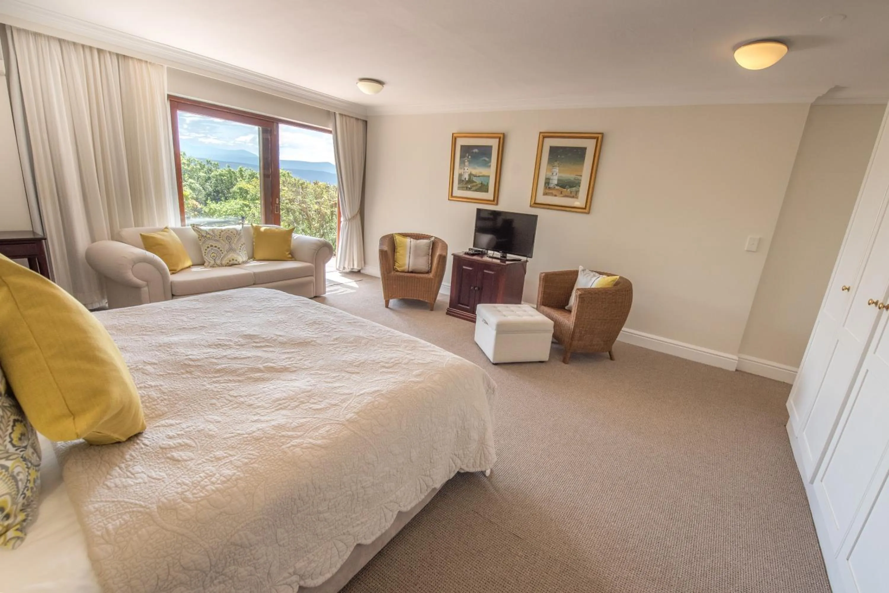 Photo of the whole room, Bed in La Vista Lodge