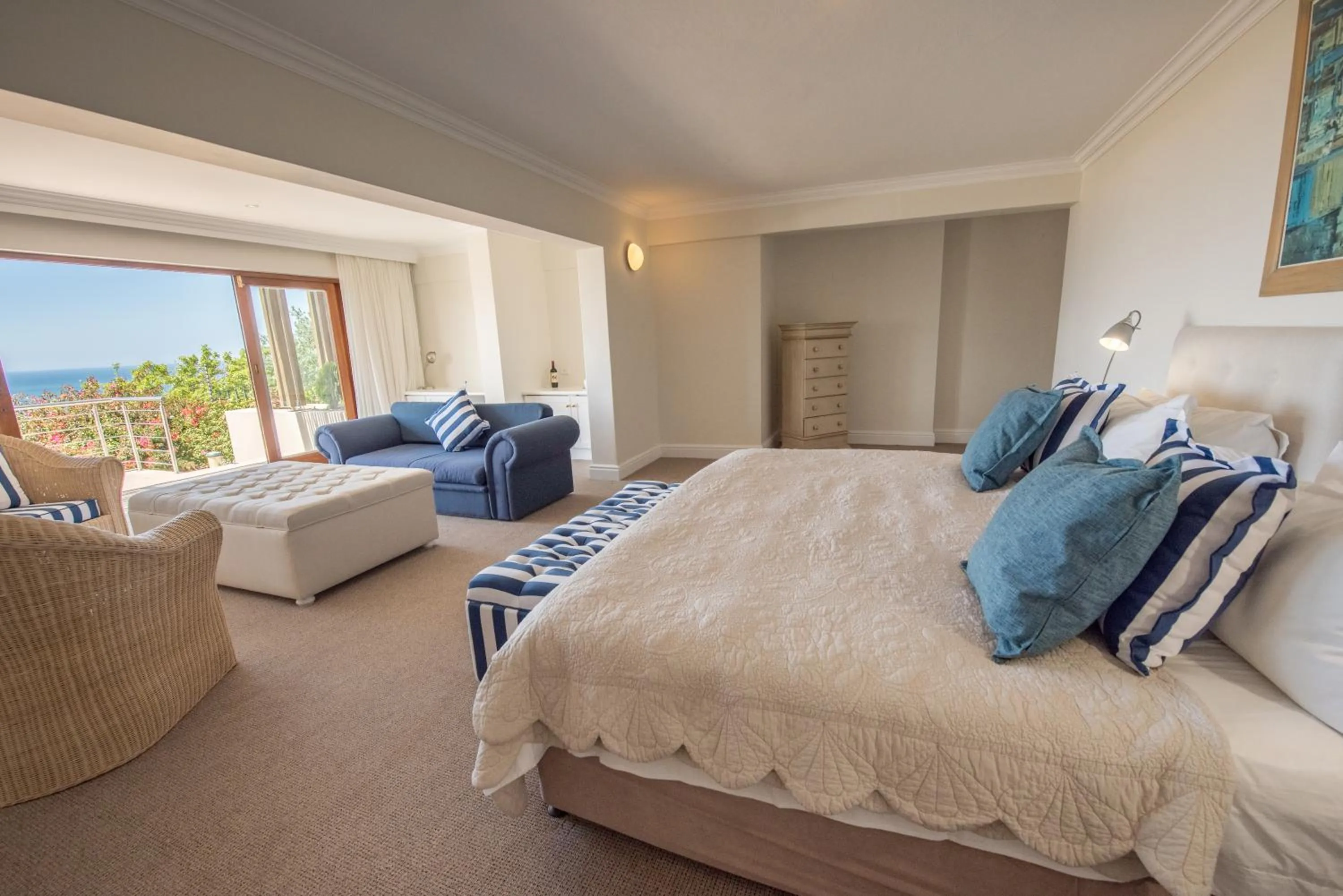 Photo of the whole room, Bed in La Vista Lodge