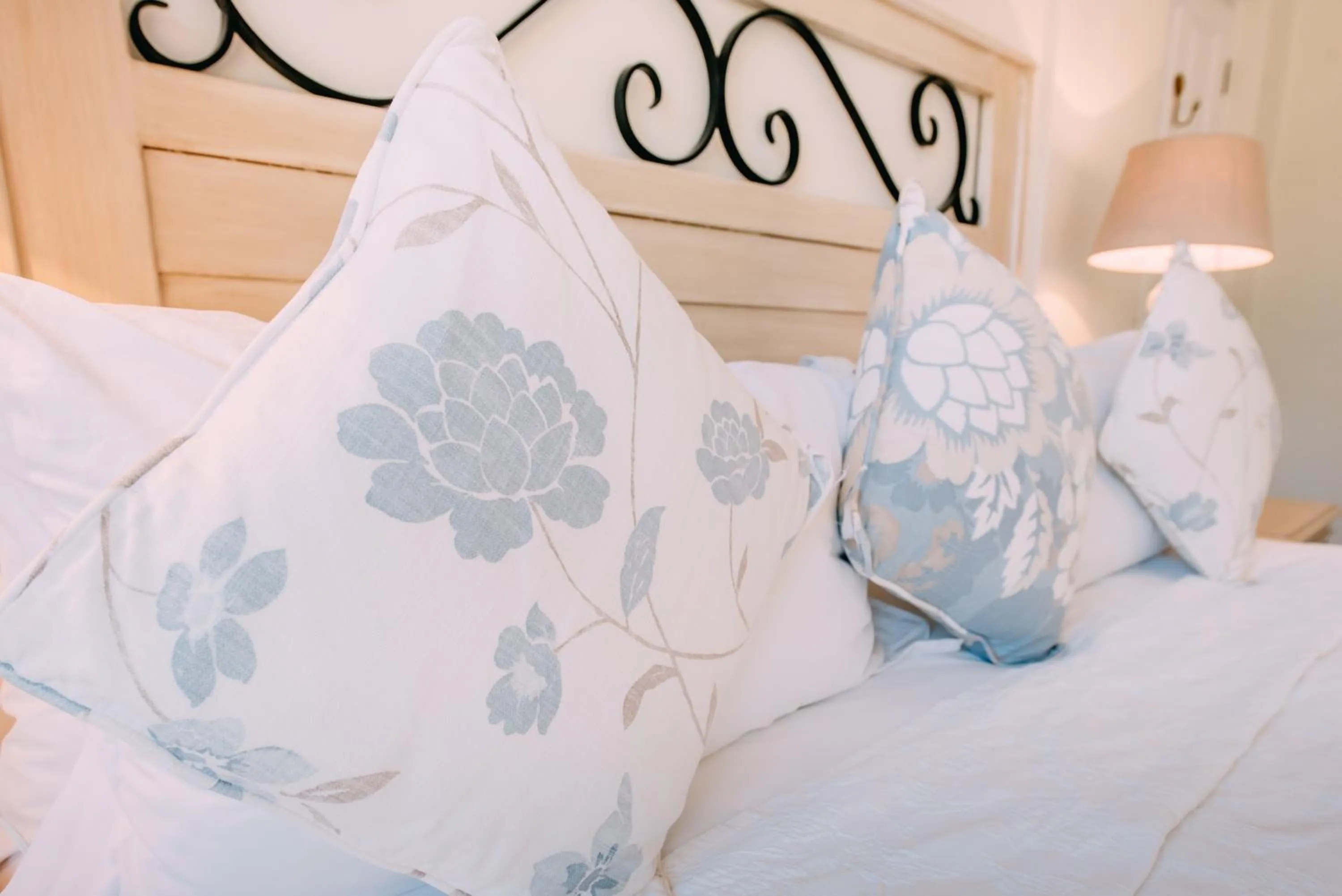 Decorative detail, Bed in La Vista Lodge