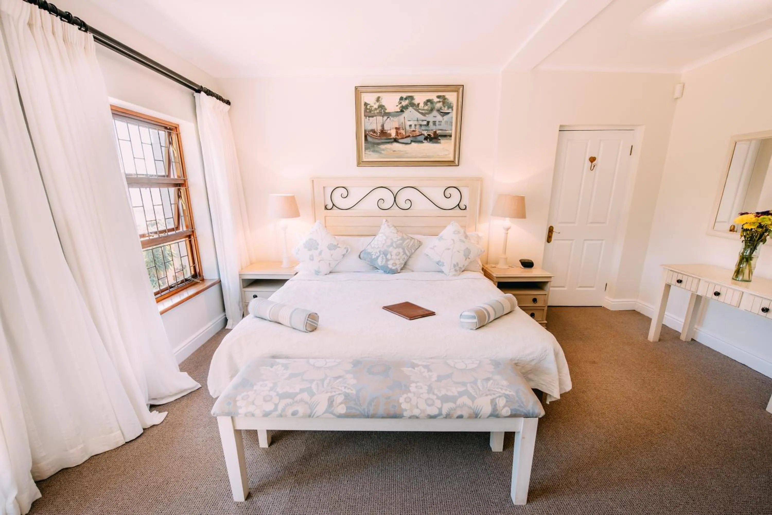 Photo of the whole room, Bed in La Vista Lodge