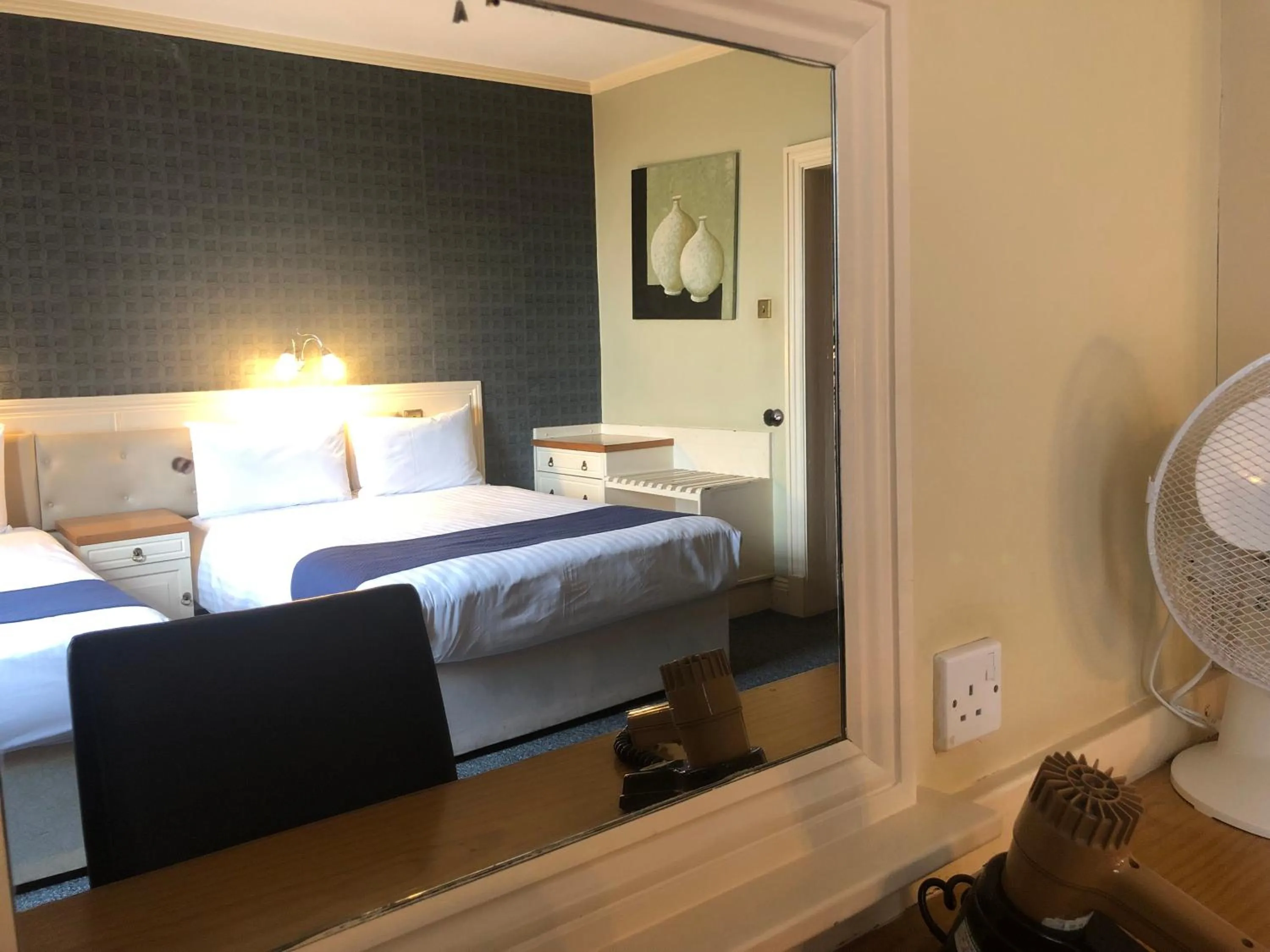 Bedroom, Bed in The Continental Hotel, Derby