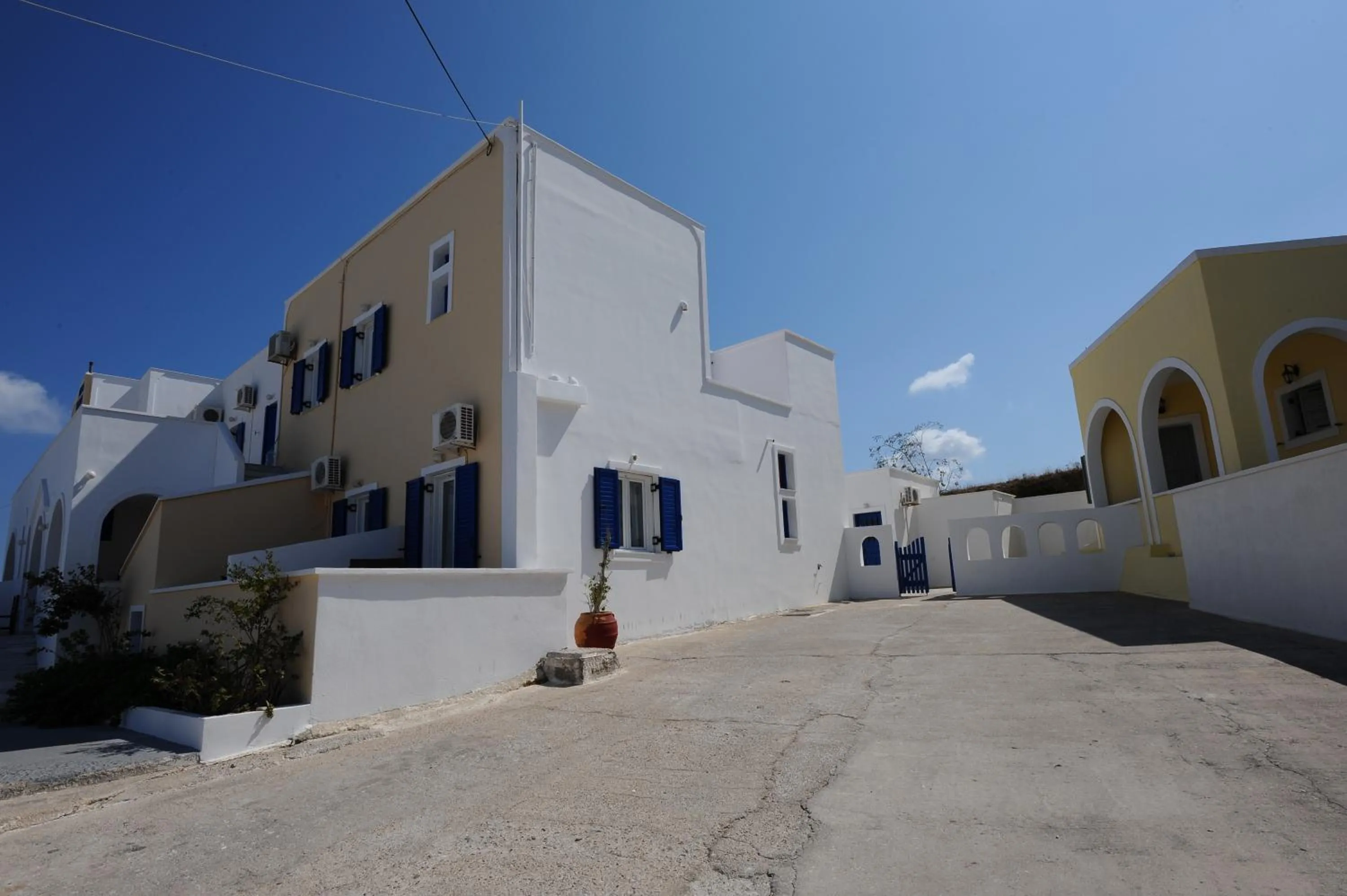 Property building in Villa Kavallaris & Apartments