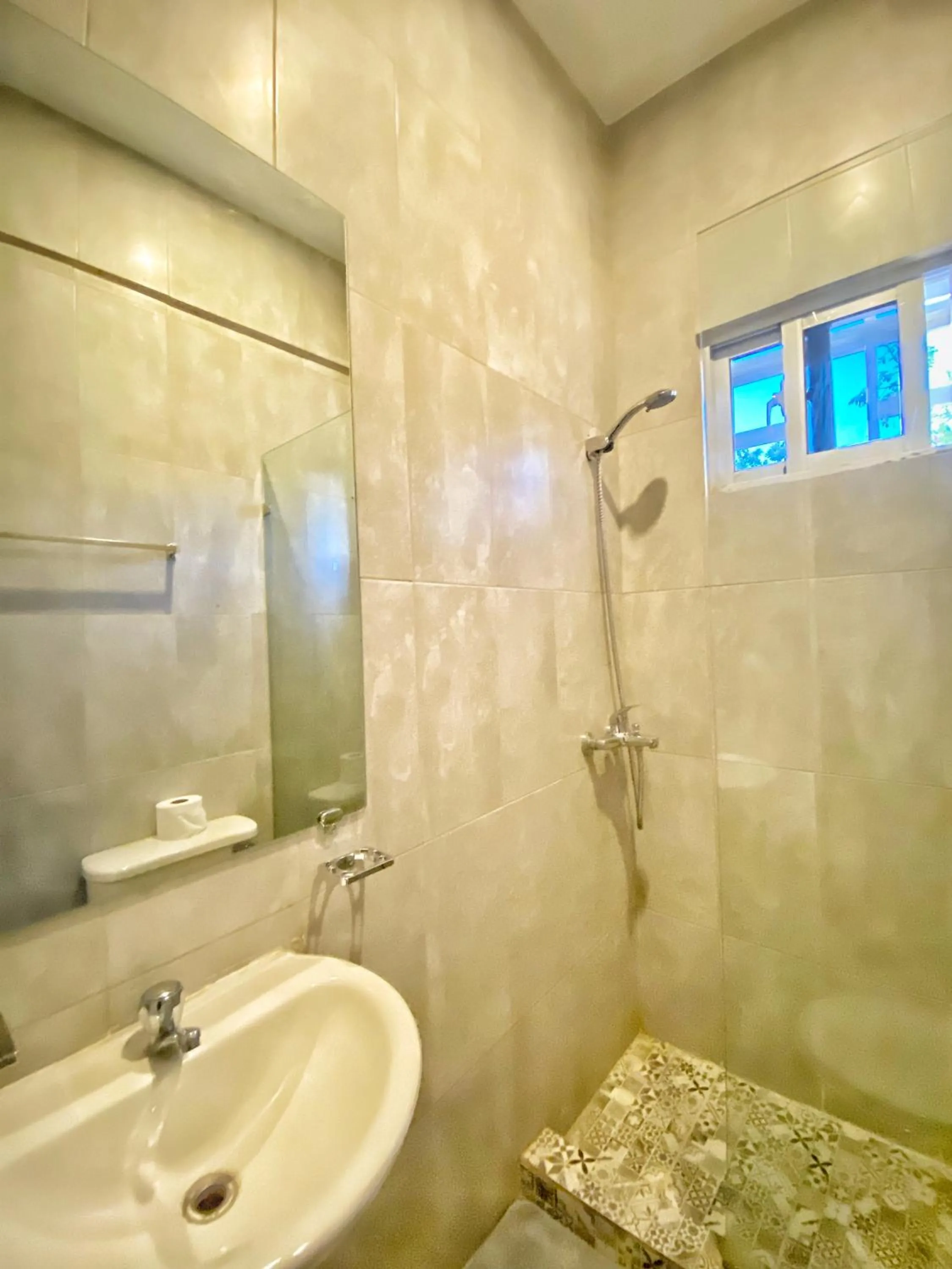 Shower in Green Oasis Hotel