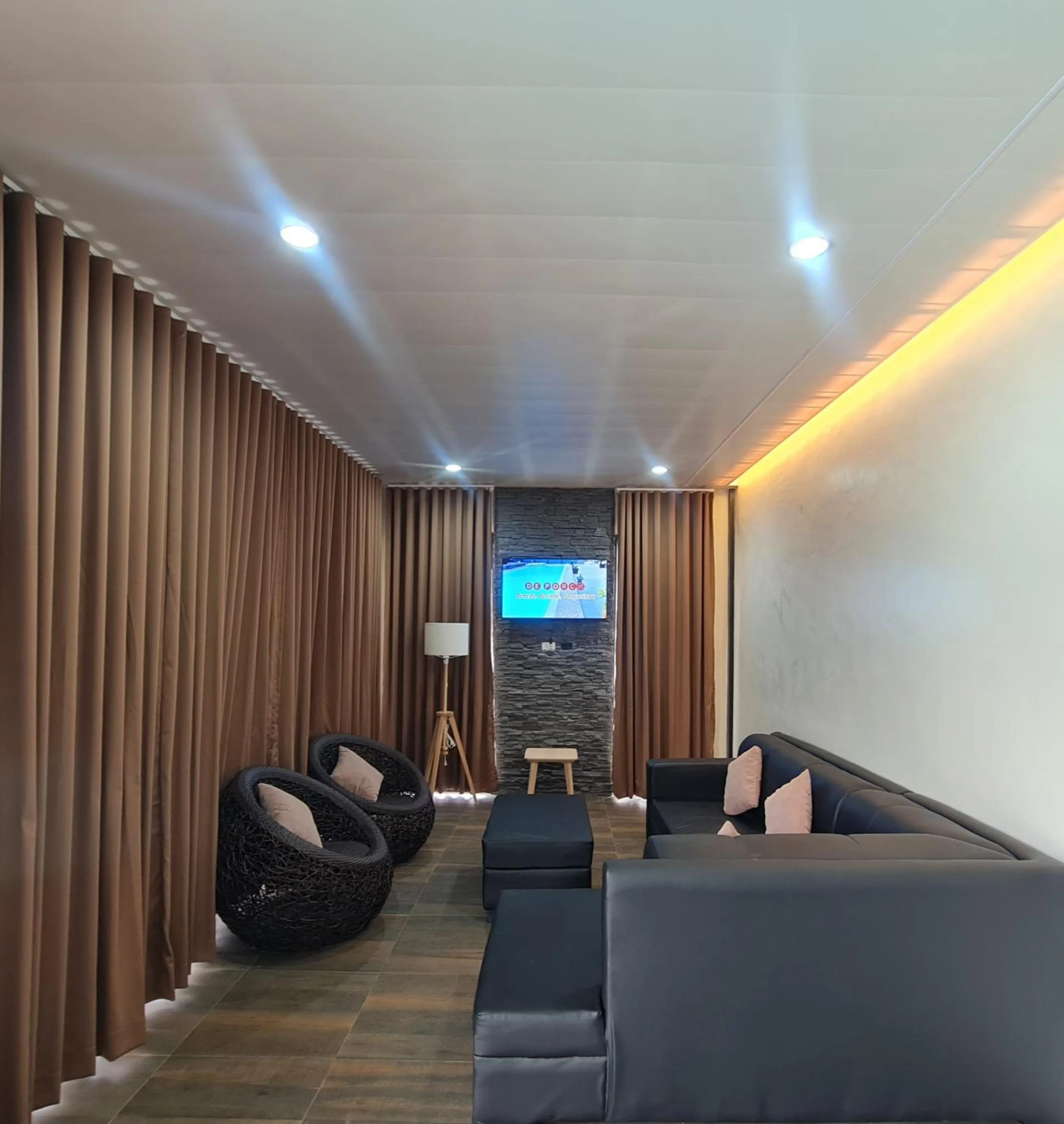 Communal lounge/ TV room in DE PORCH