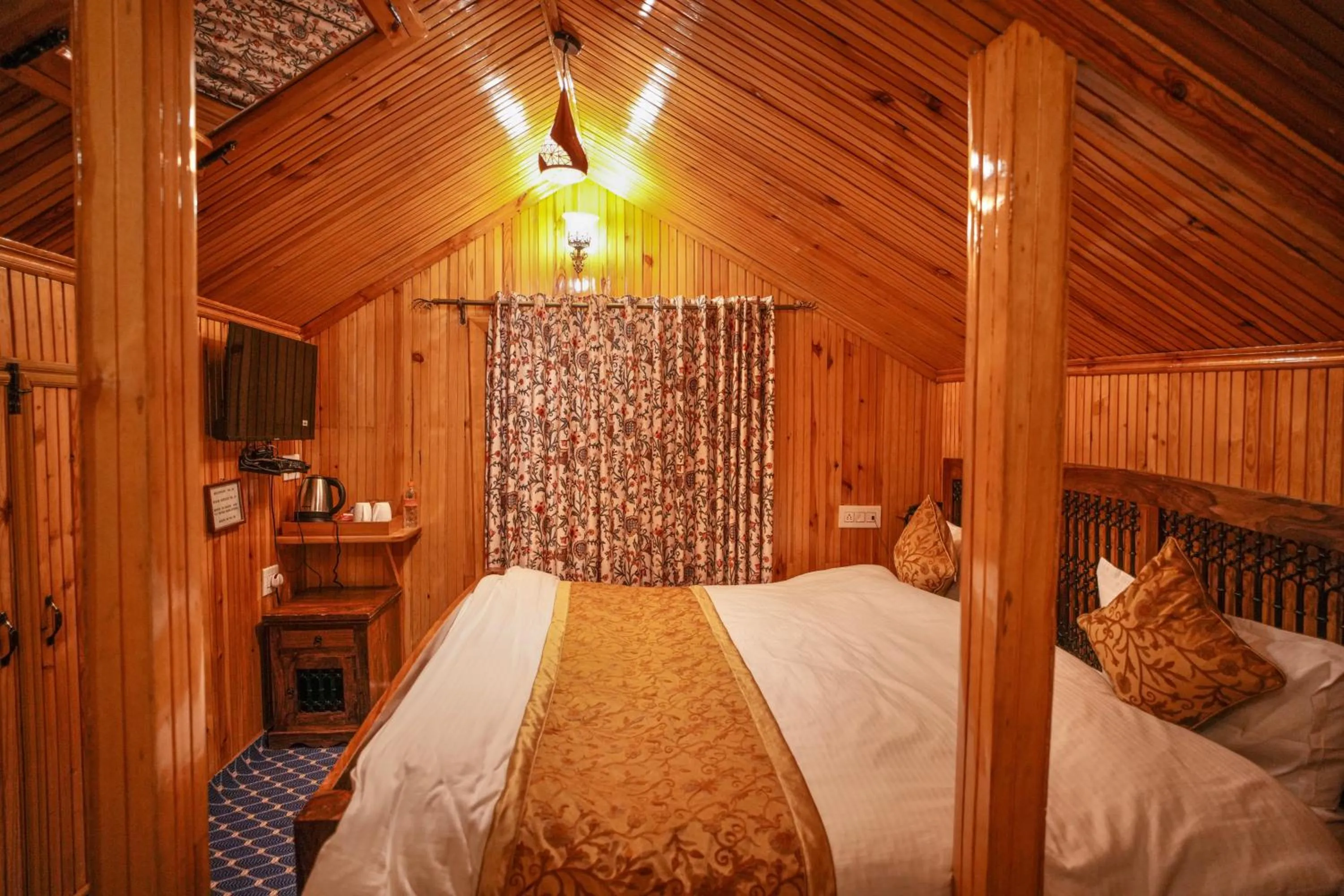 TV and multimedia, Bed in Hotel Little Silver