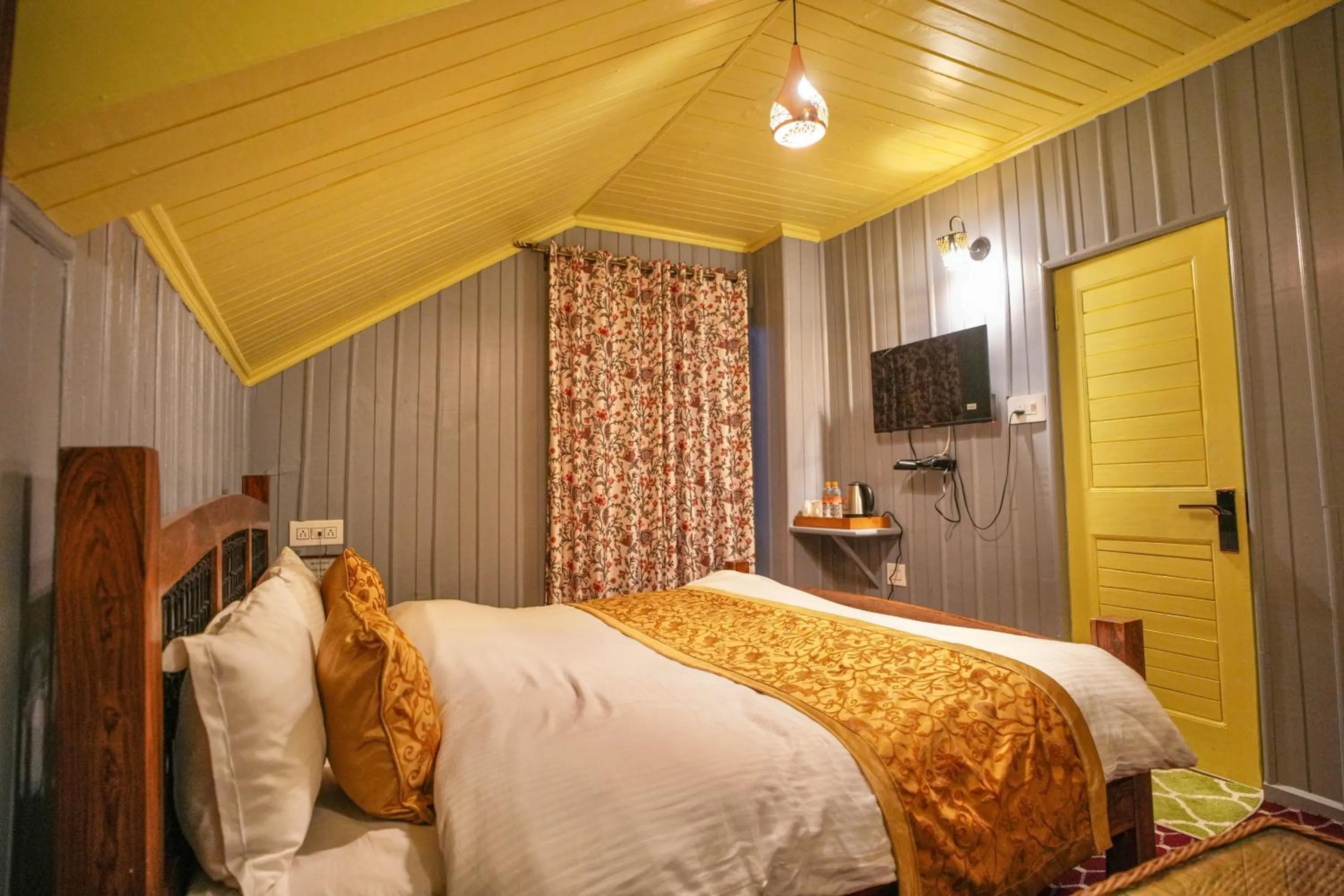 wardrobe, Bed in Hotel Little Silver