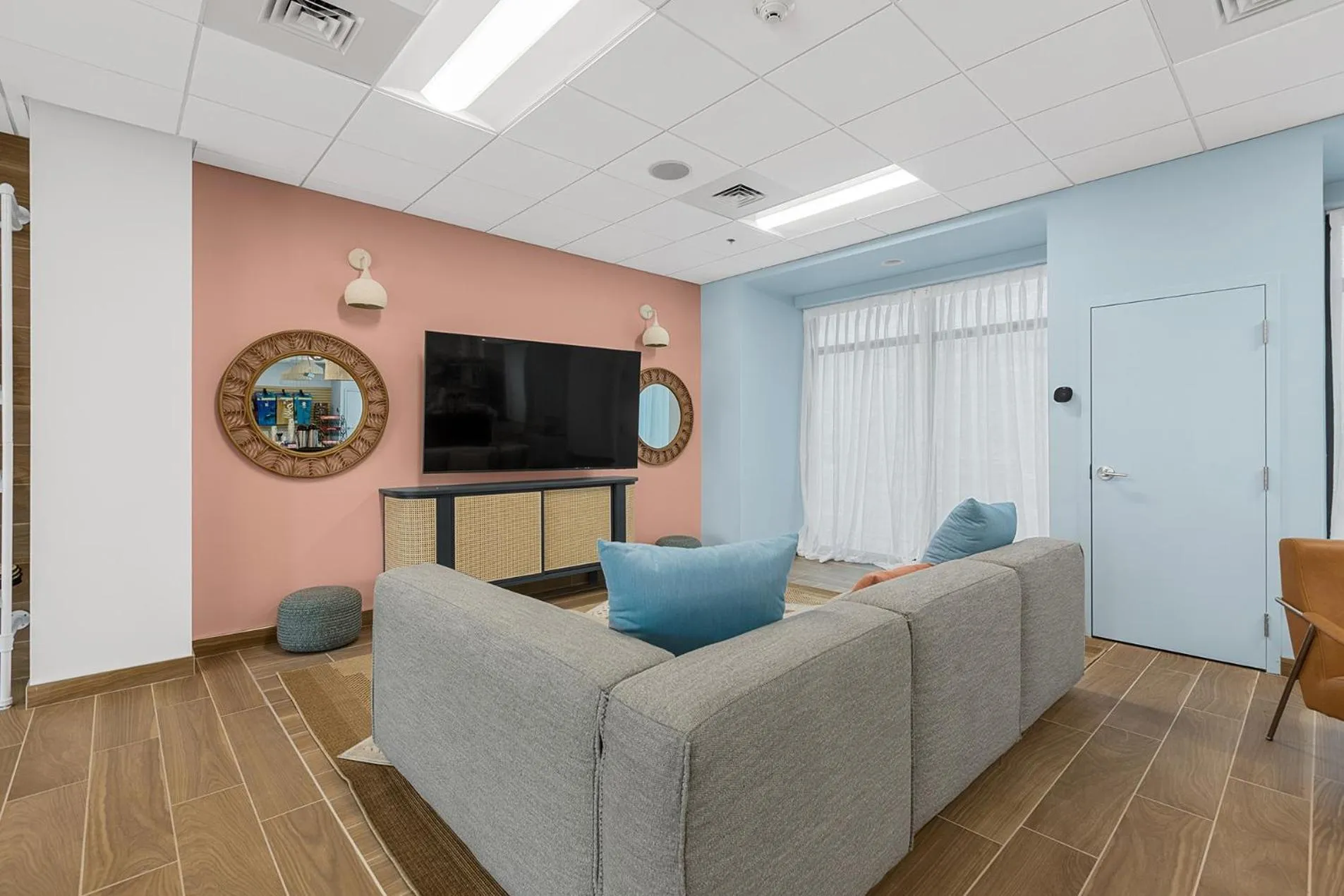 Communal lounge/ TV room in Golden Sands Carolina Beach Oceanfront, Tapestry by Hilton