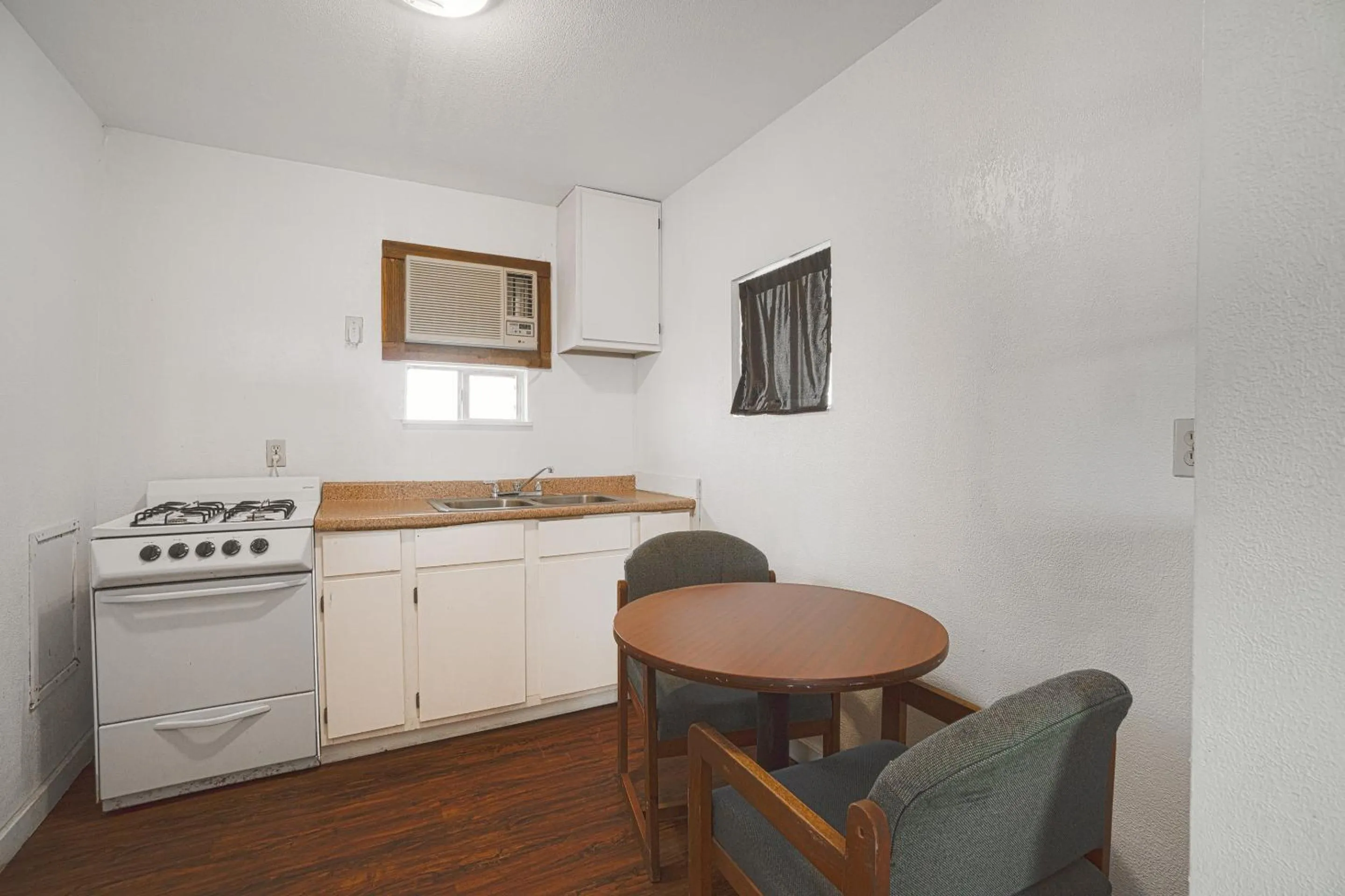 Kitchen or kitchenette in Budget Inn By OYO Corpus Christi Beach