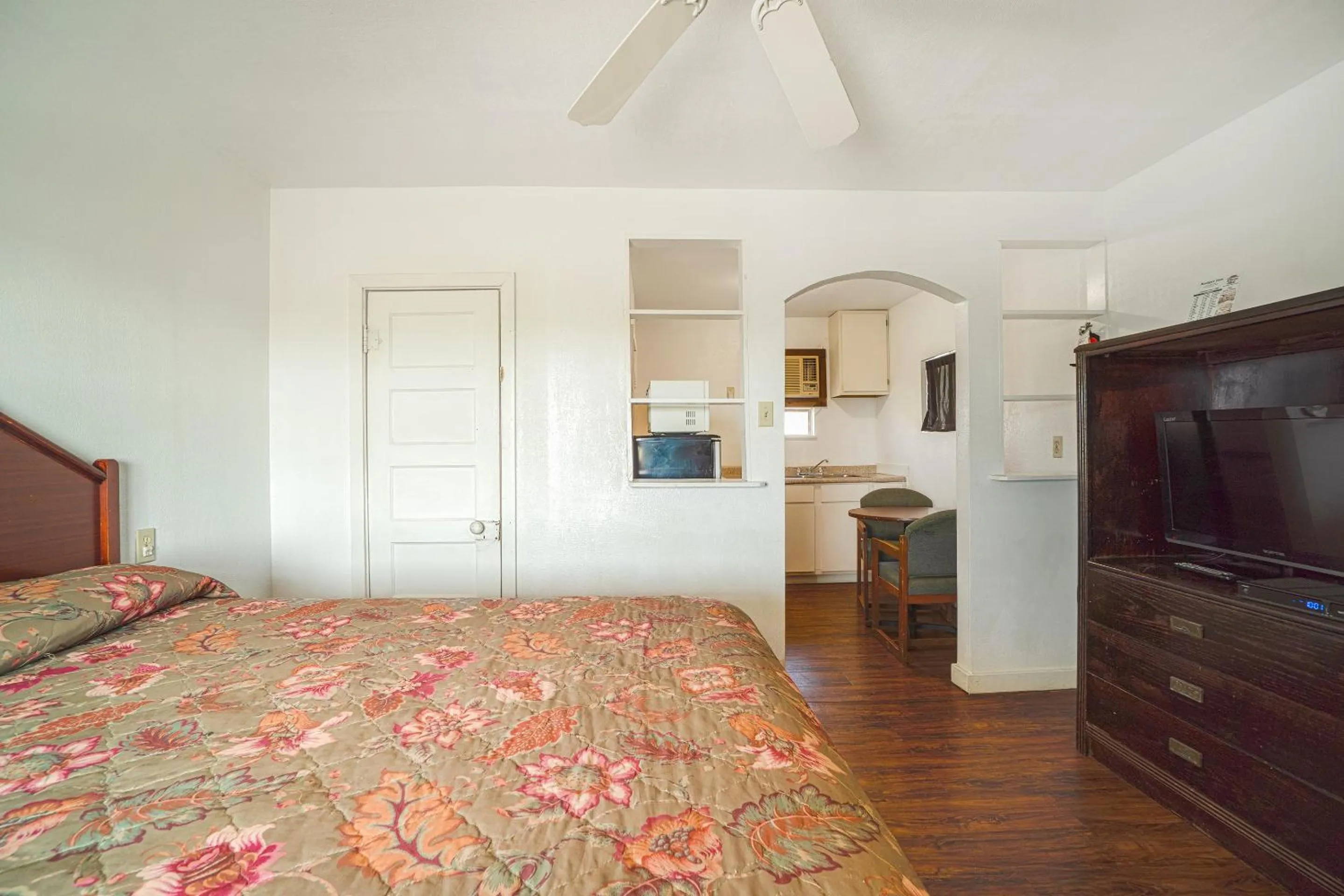 Bedroom, Bed in Budget Inn By OYO Corpus Christi Beach