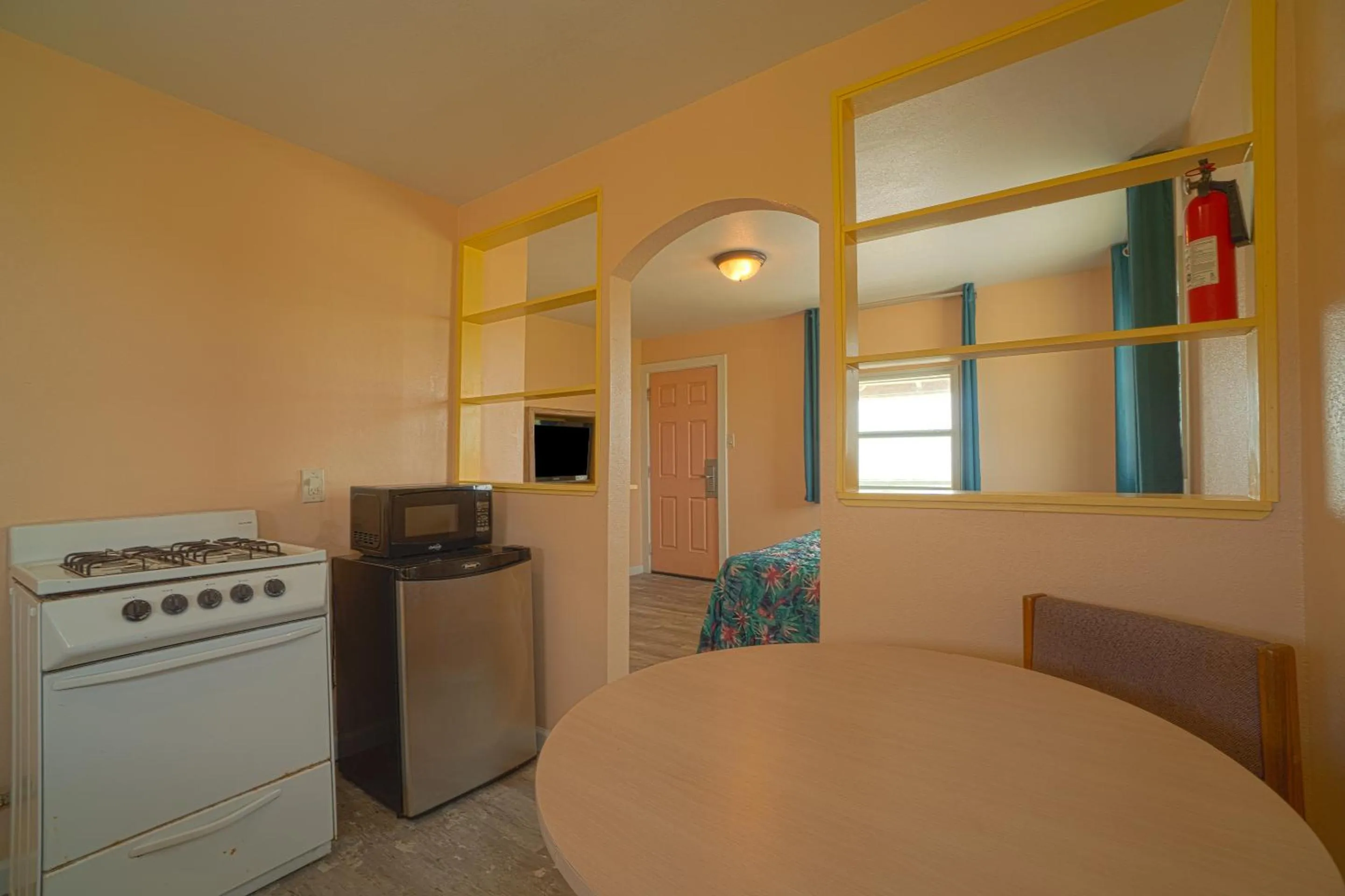 Kitchen or kitchenette in Budget Inn By OYO Corpus Christi Beach
