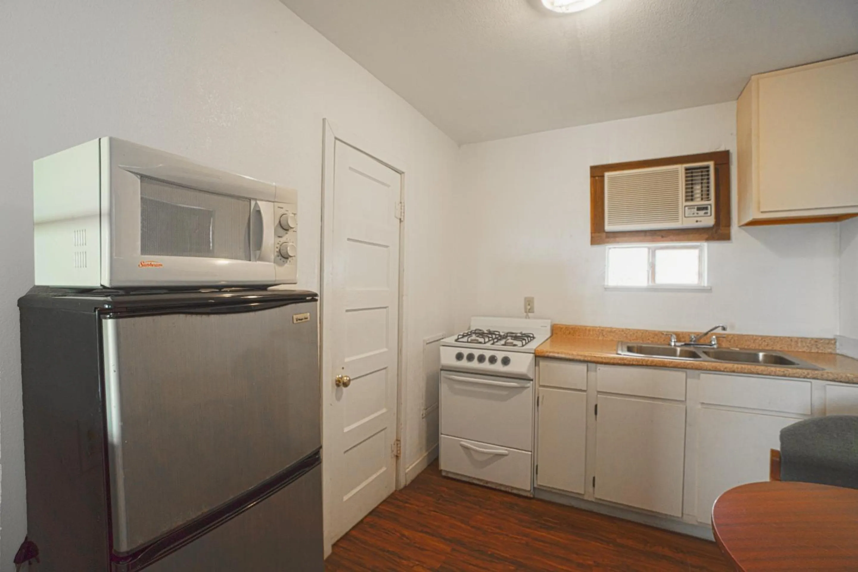 Kitchen or kitchenette in Budget Inn By OYO Corpus Christi Beach