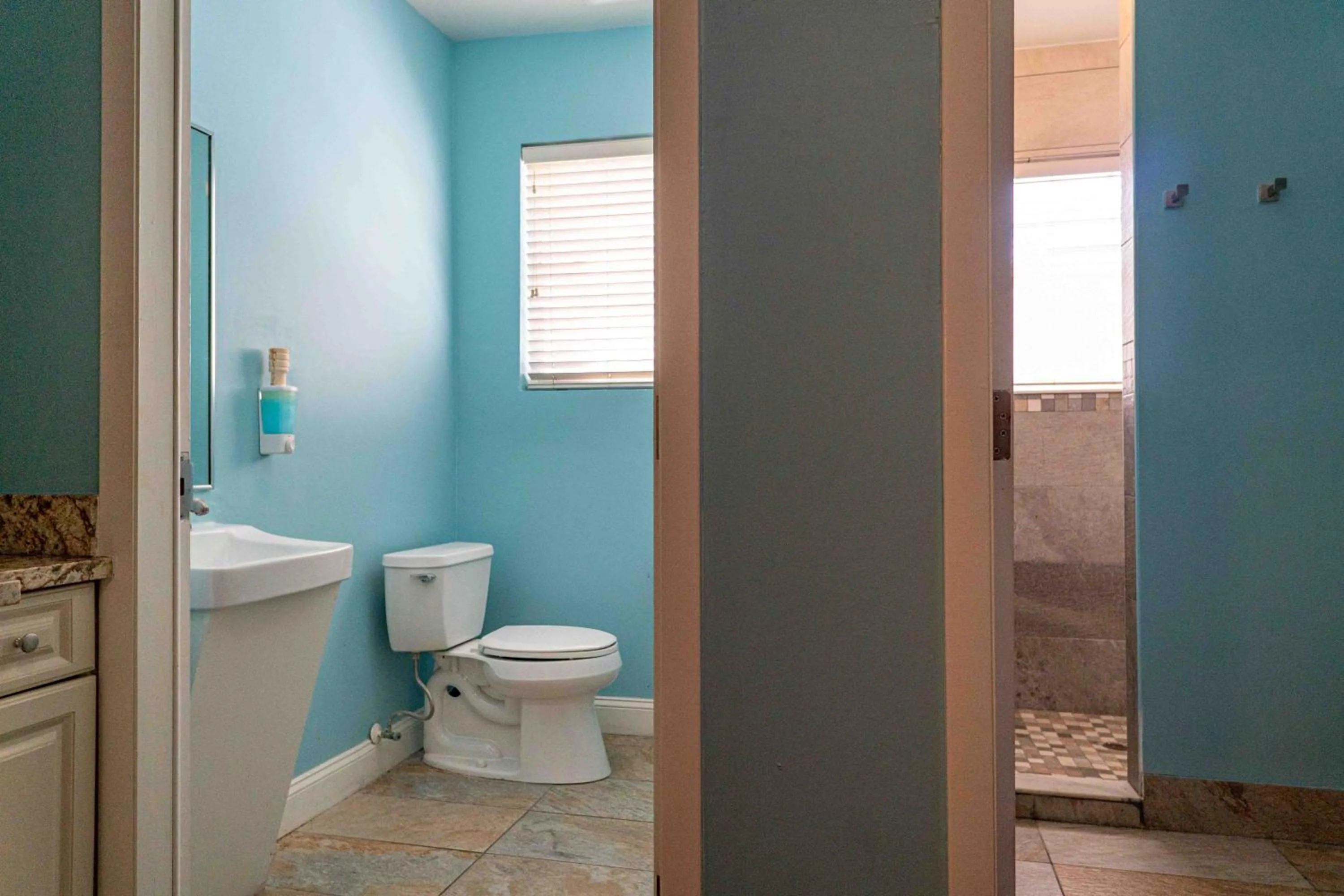 Shower in Beds n' Drinks