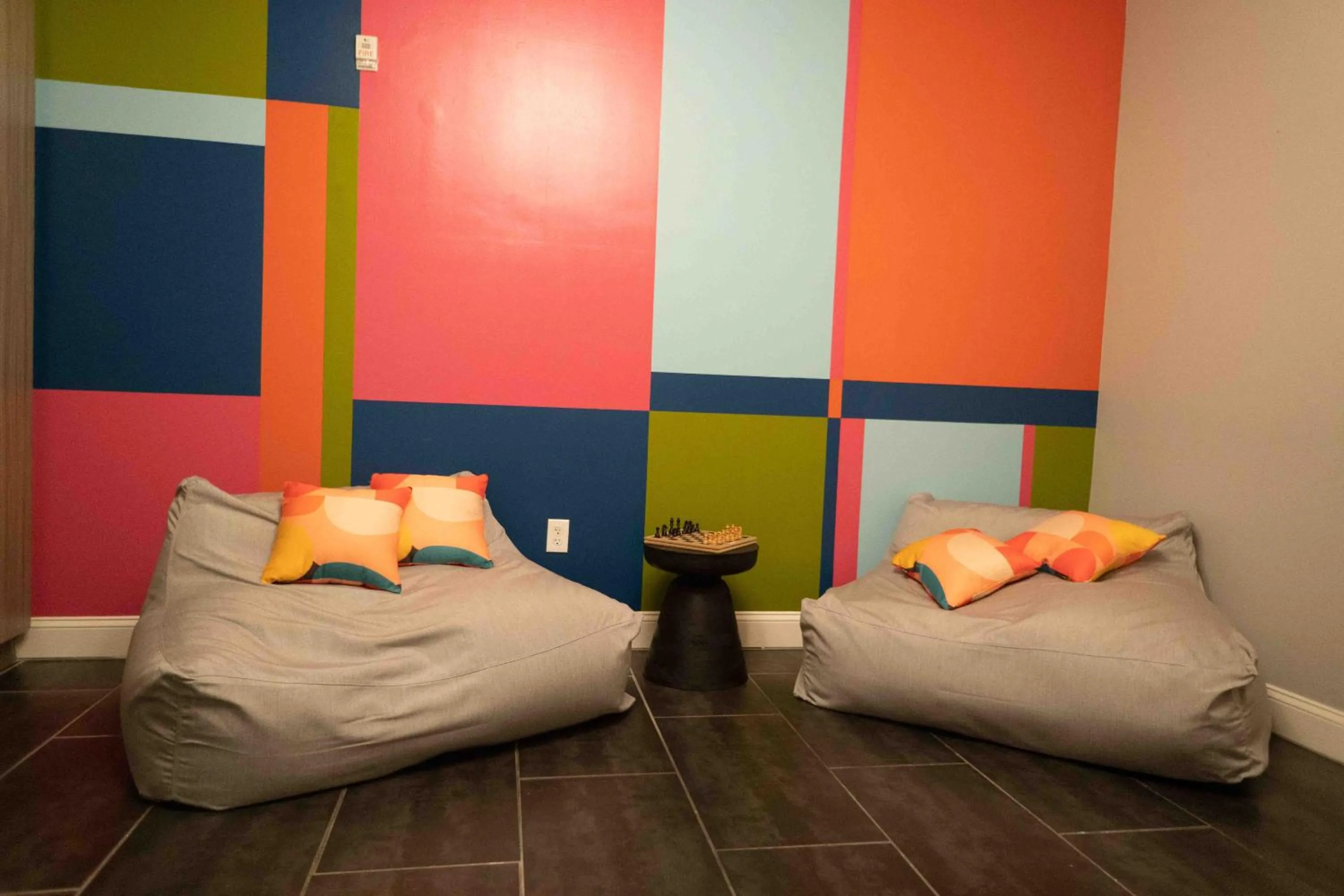 Communal lounge/ TV room, Bed in Beds n' Drinks