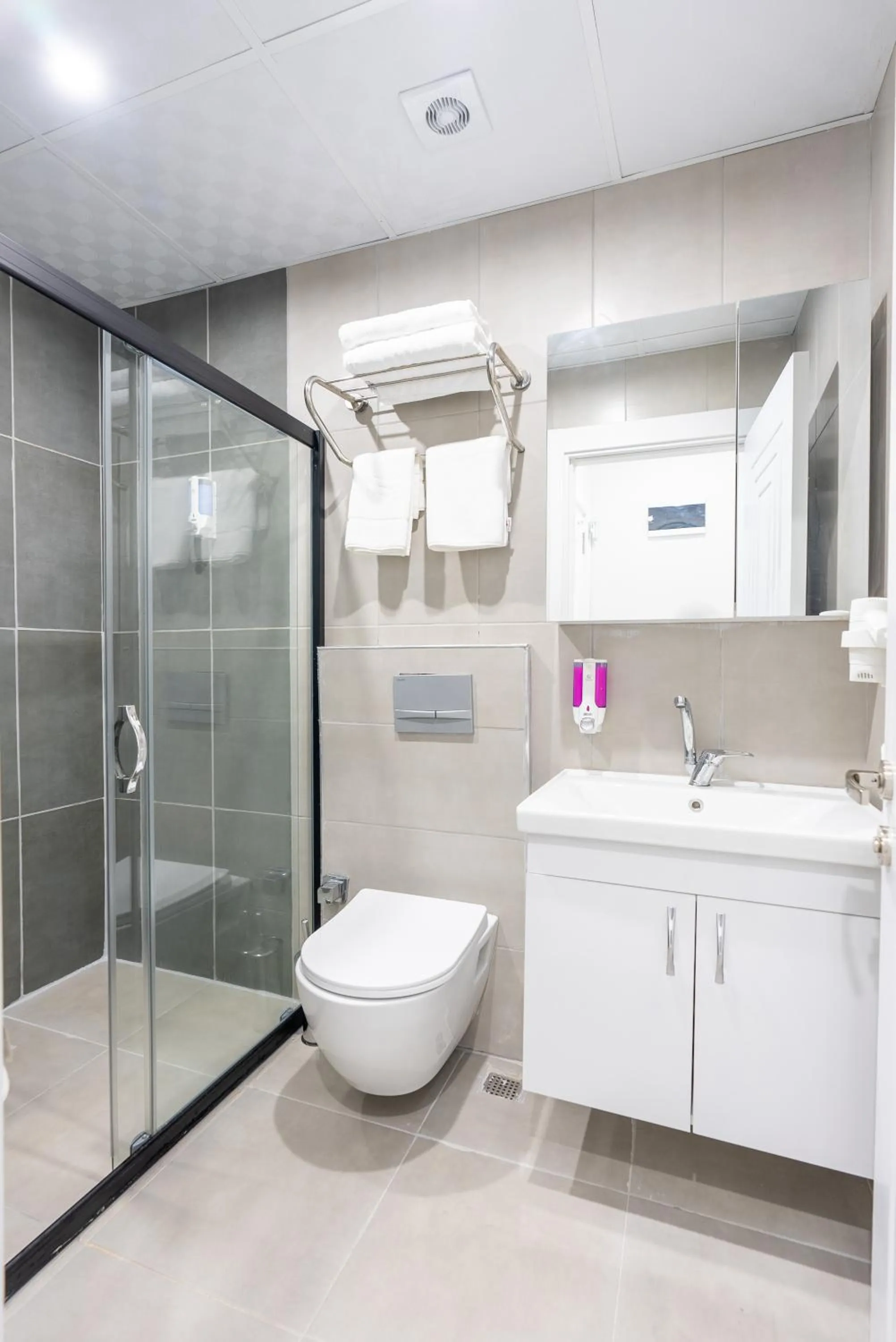 Shower in WP White Palace Hotel