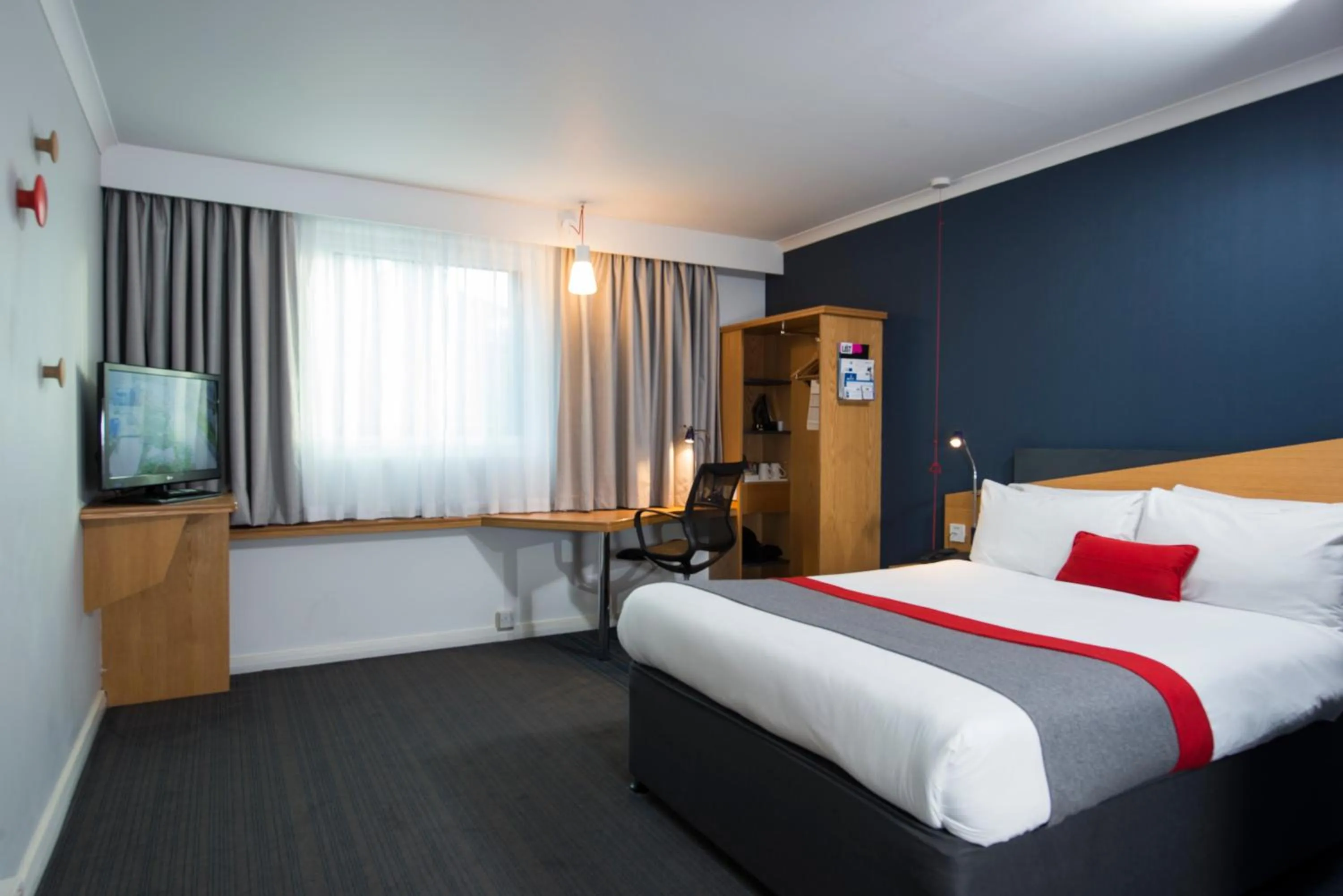 Photo of the whole room, Bed in Holiday Inn Express Derby Pride Park by IHG