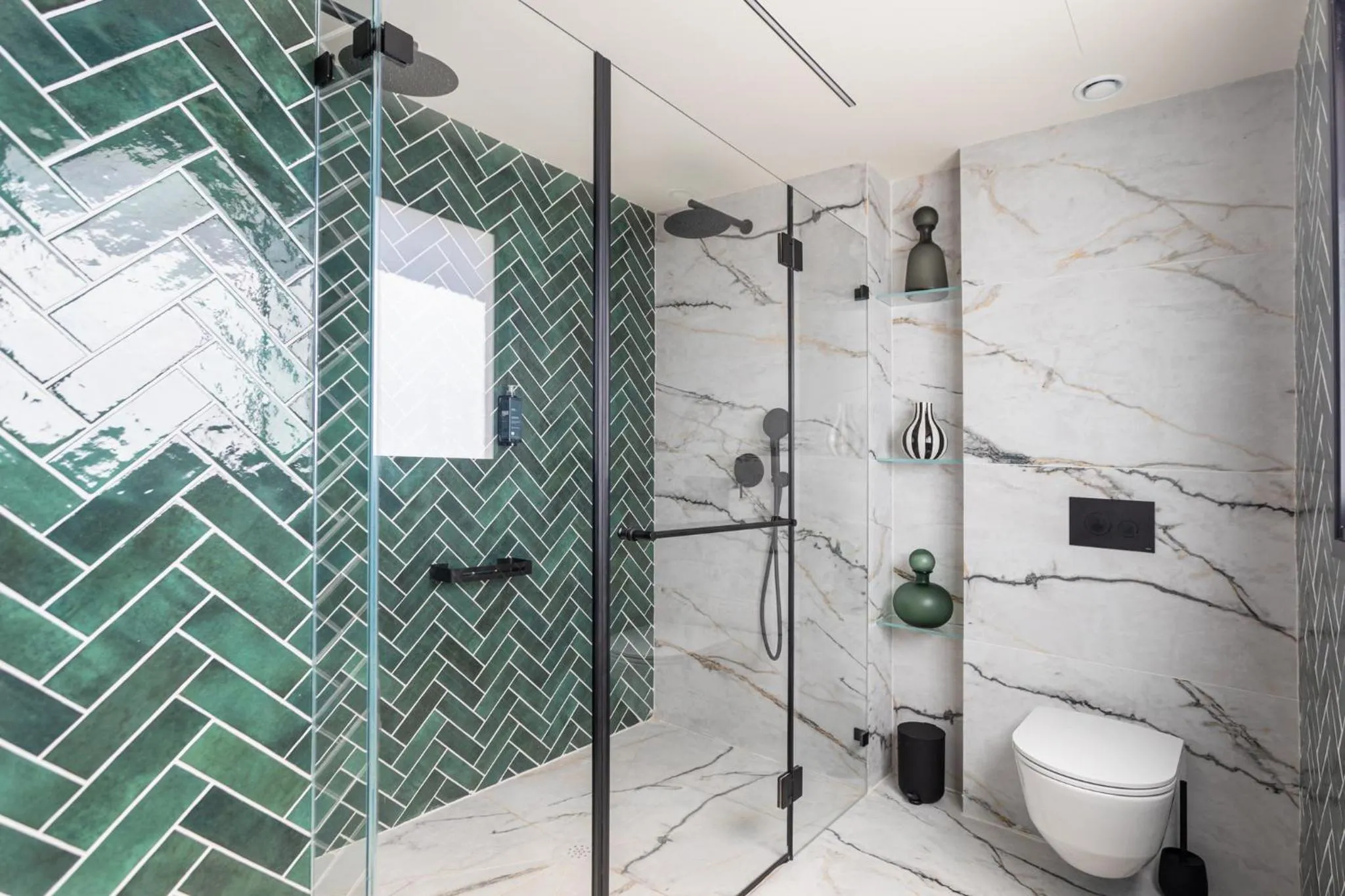 Shower in De Sheinkin