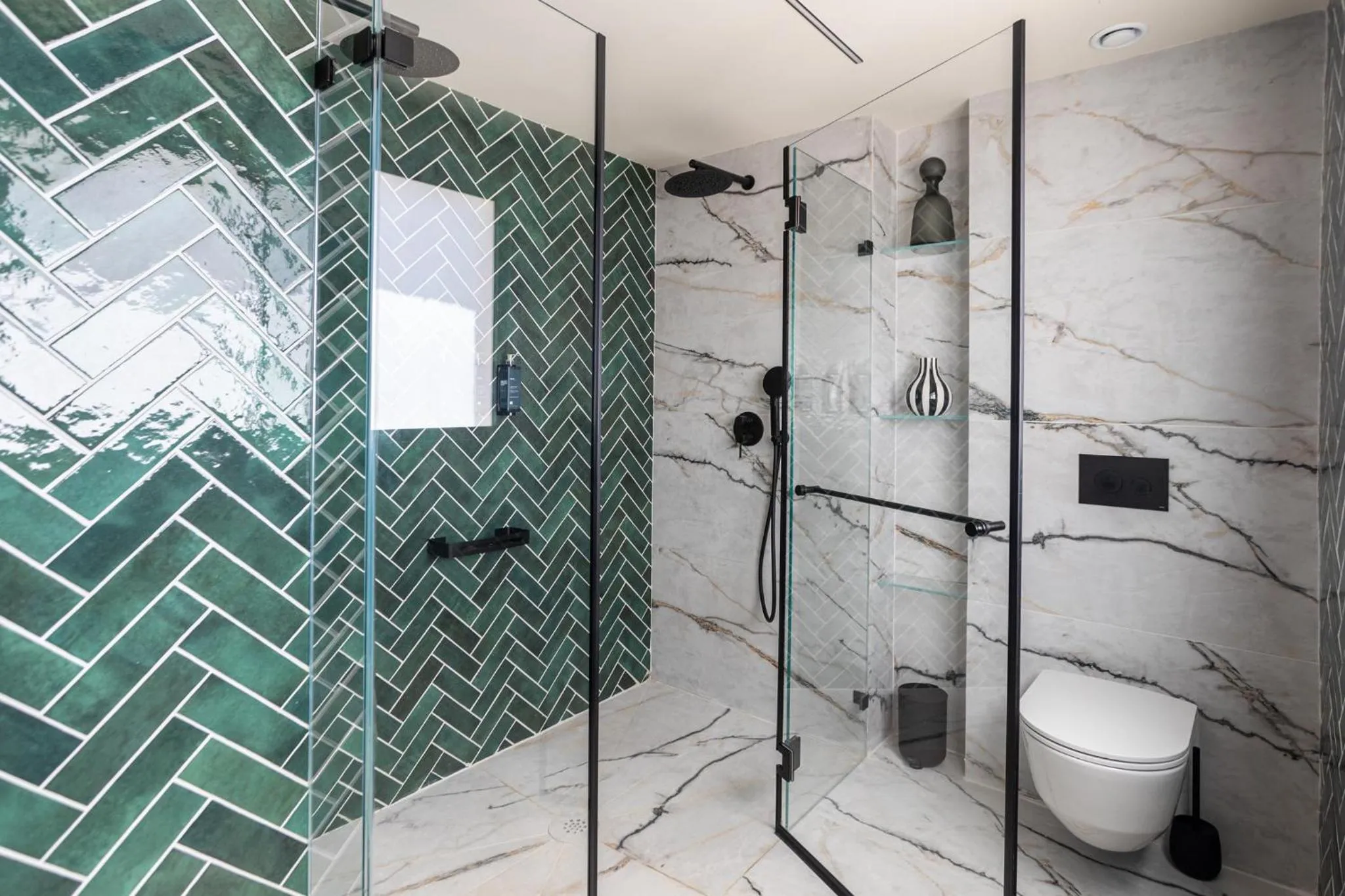 Shower in De Sheinkin