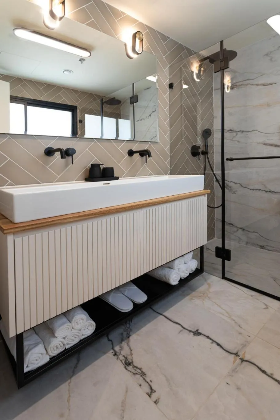 Shower in De Sheinkin