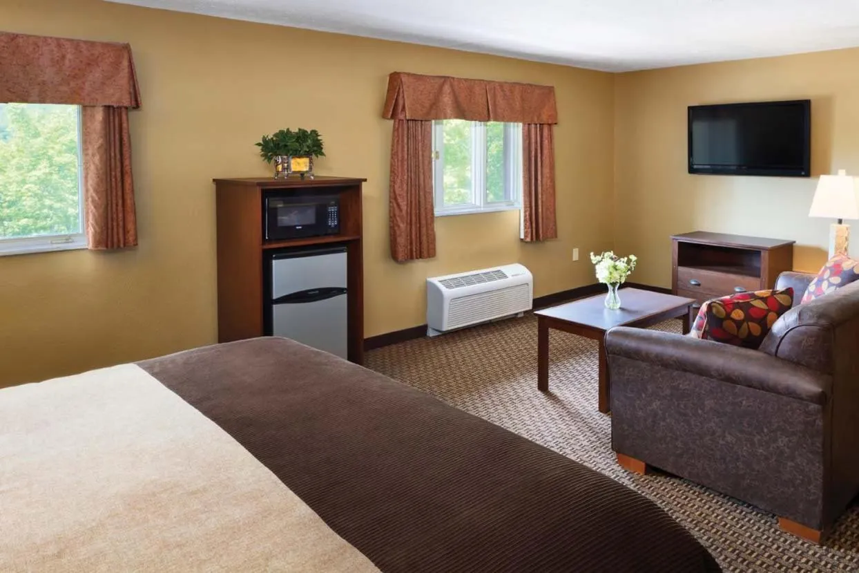 Photo of the whole room, TV/Entertainment Center in Burr Oak Lodge and Conference Center