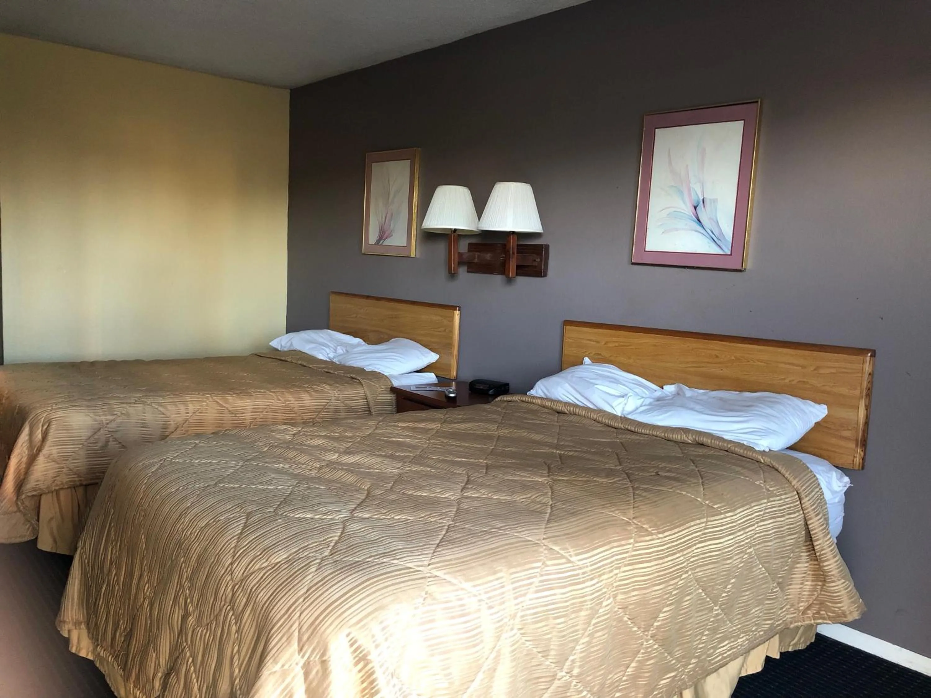 Bed in Americas Best Inn - Savannah I-95