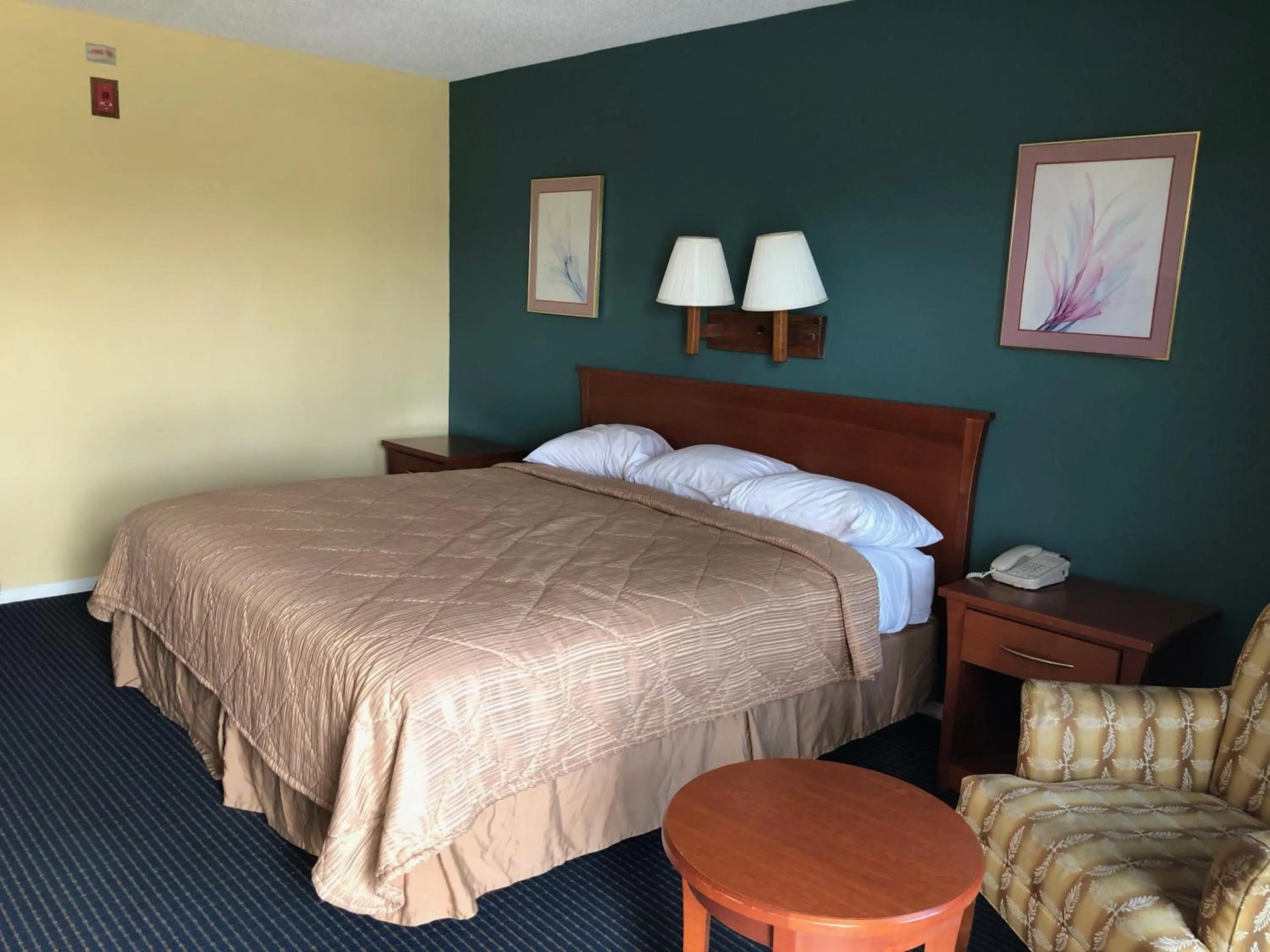 Bed in Americas Best Inn - Savannah I-95