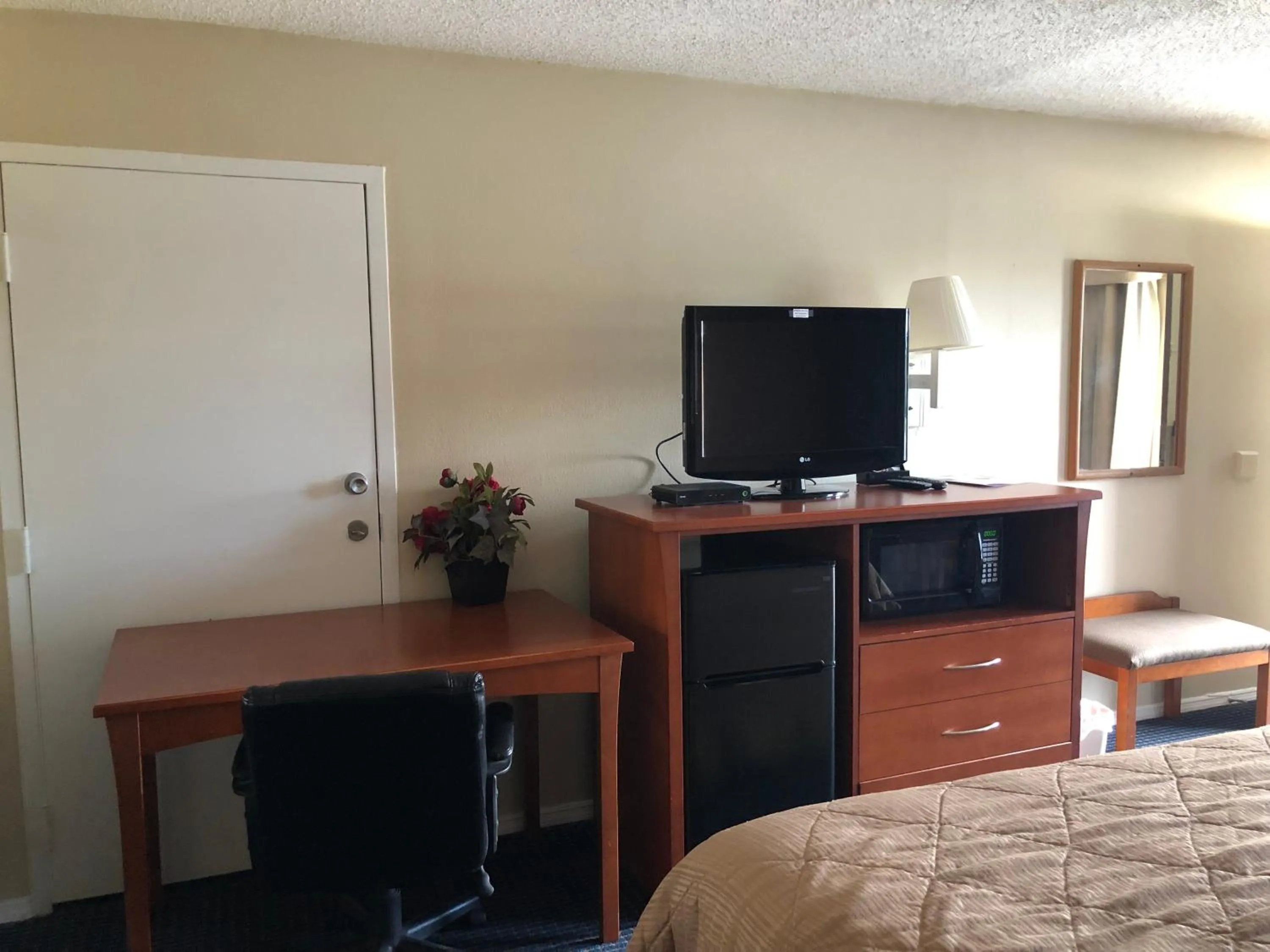 Bed in Americas Best Inn - Savannah I-95