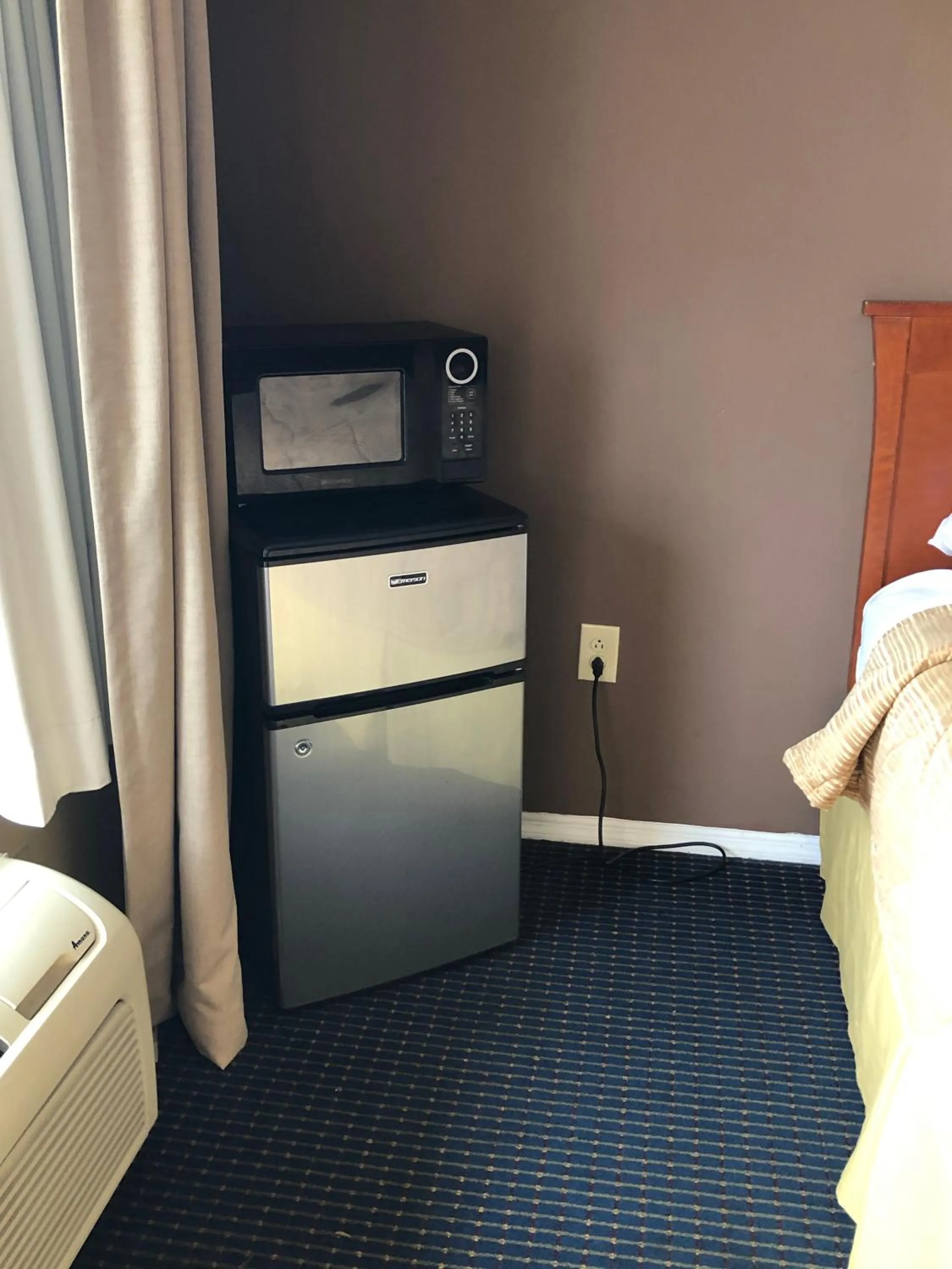 Food and drinks, Bed in Americas Best Inn - Savannah I-95