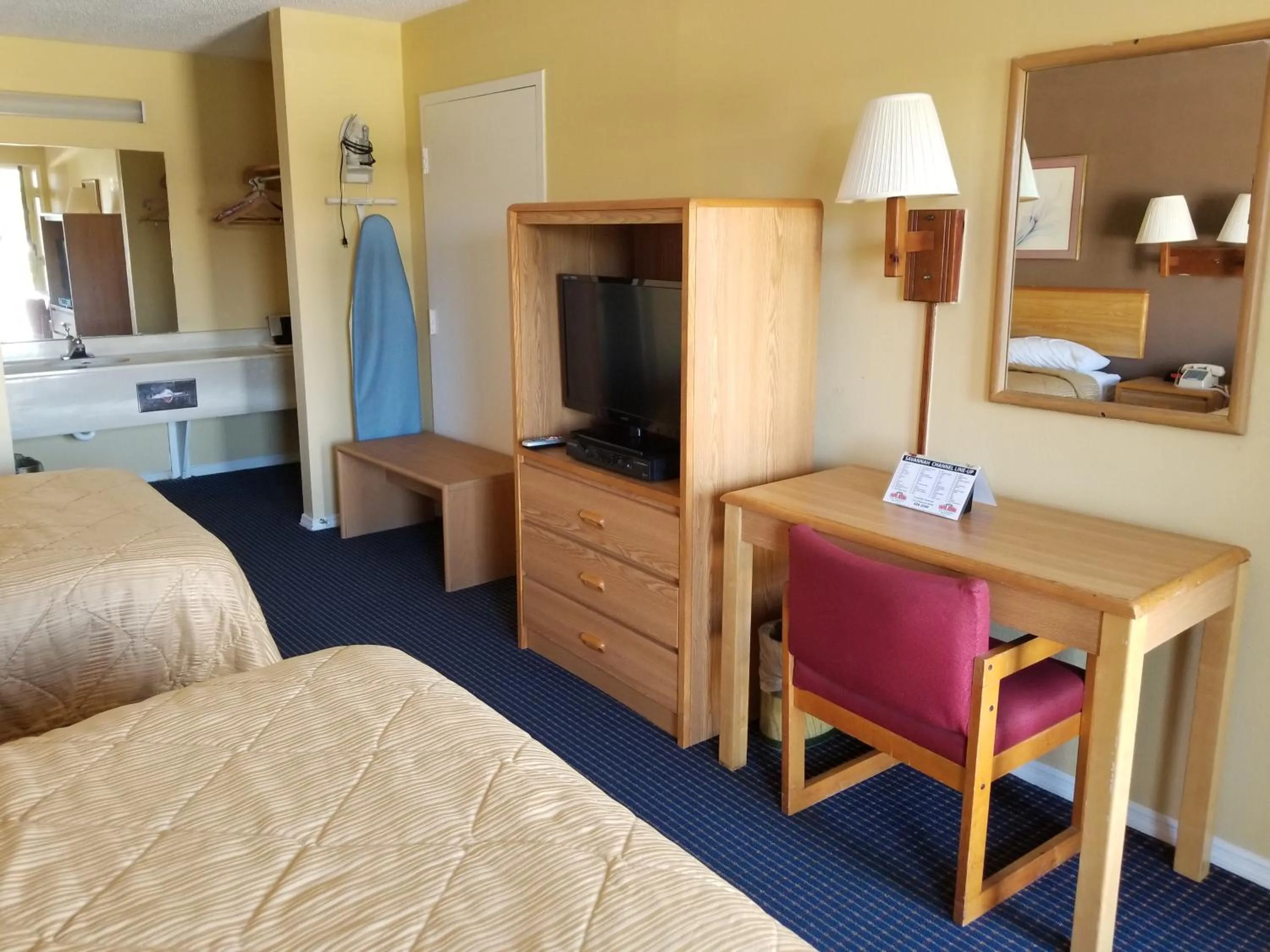 Bed in Americas Best Inn - Savannah I-95